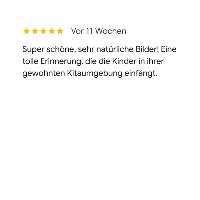 Bewertung mit fünf Sternen, Text in deutscher Sprache über schöne, natürliche Bilder und die Erinnerung an Kinder in einer vertrauten Kita-Umgebung.