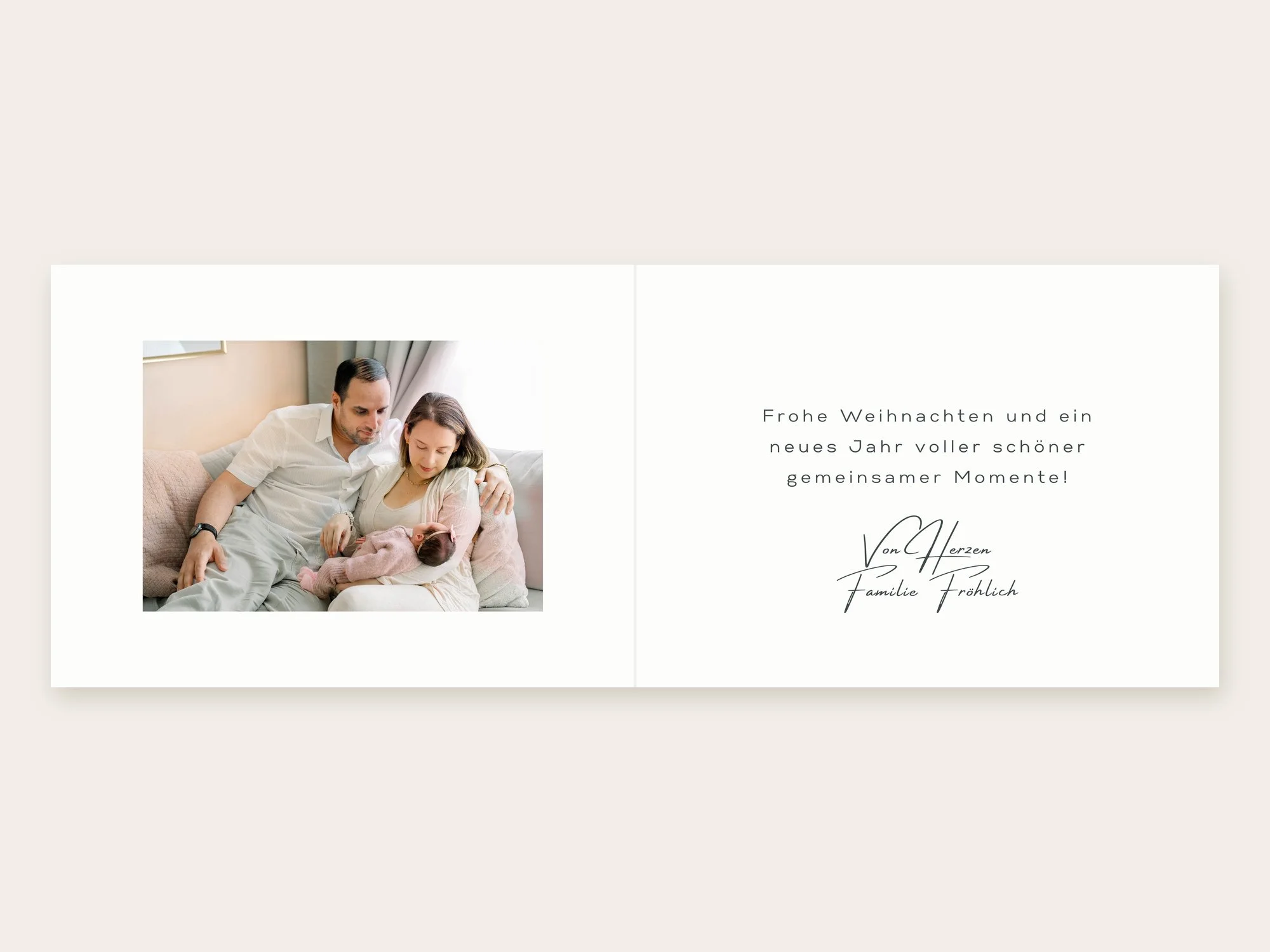 Weihnachtskarte „Verbunden“ – aufgeklappte Innenansicht mit Familienfoto mit Baby links und Weihnachtsgruß rechts.