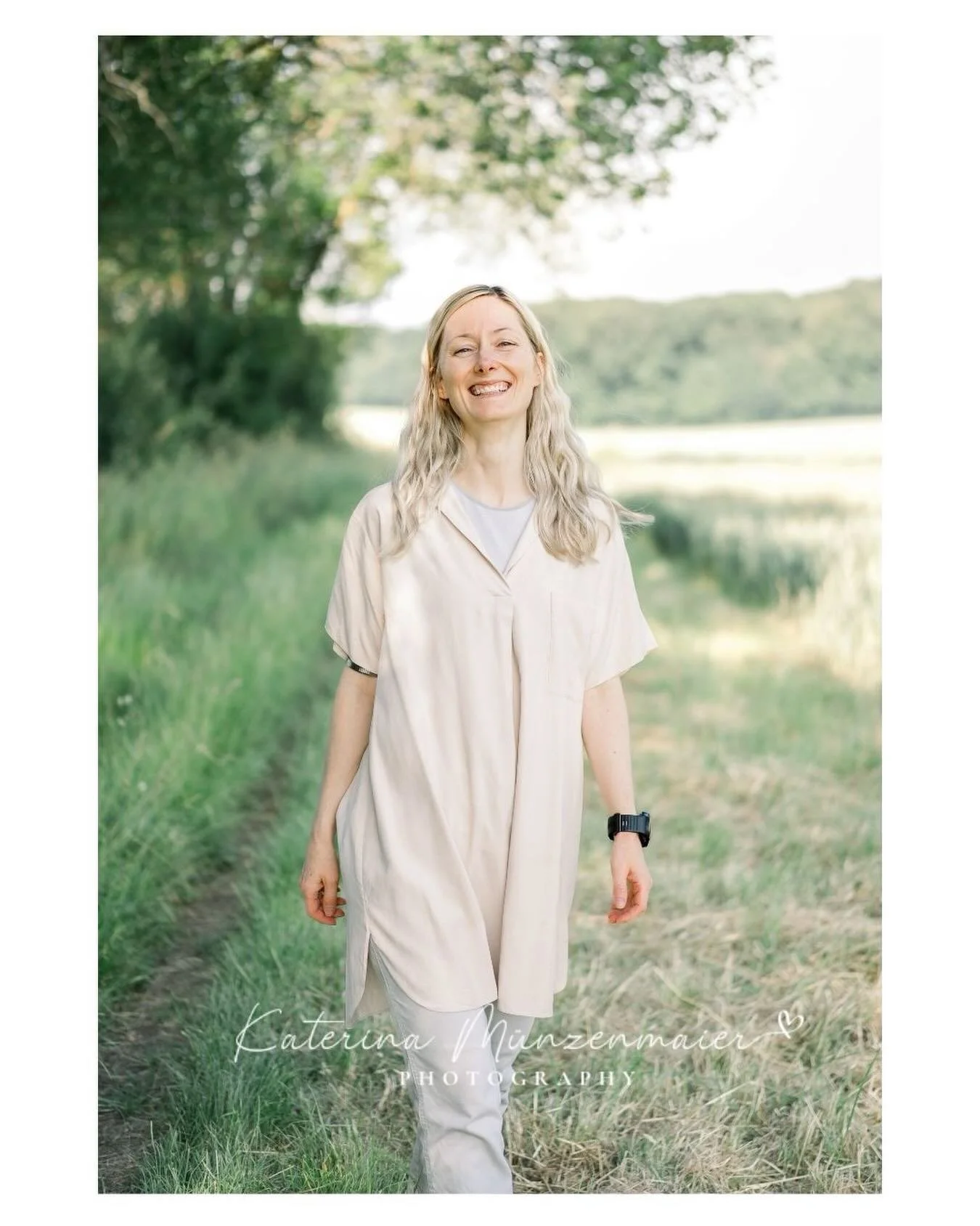 Hallo, ich bin Katerina und ich fotografiere gerne das Funkeln in den Augen, das Strahlen, das ausgelassene Lachen.
Ich helfe euch dabei, eure kostbarsten Momente festzuhalten, wenn die Kinder noch klein sind und ihre Welt noch voller Abenteuer steck