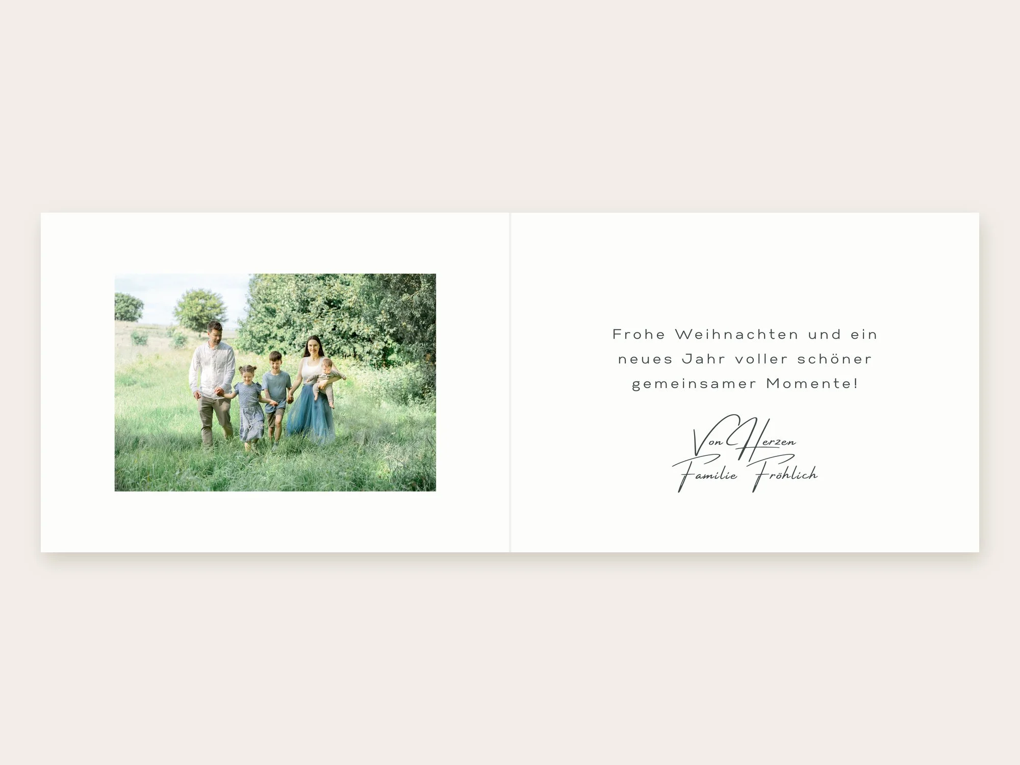 Weihnachtskarte „Jahresmomente“ – aufgeklappte Innenansicht mit Familienfoto auf einer Wiese links und Weihnachtsgruß rechts.