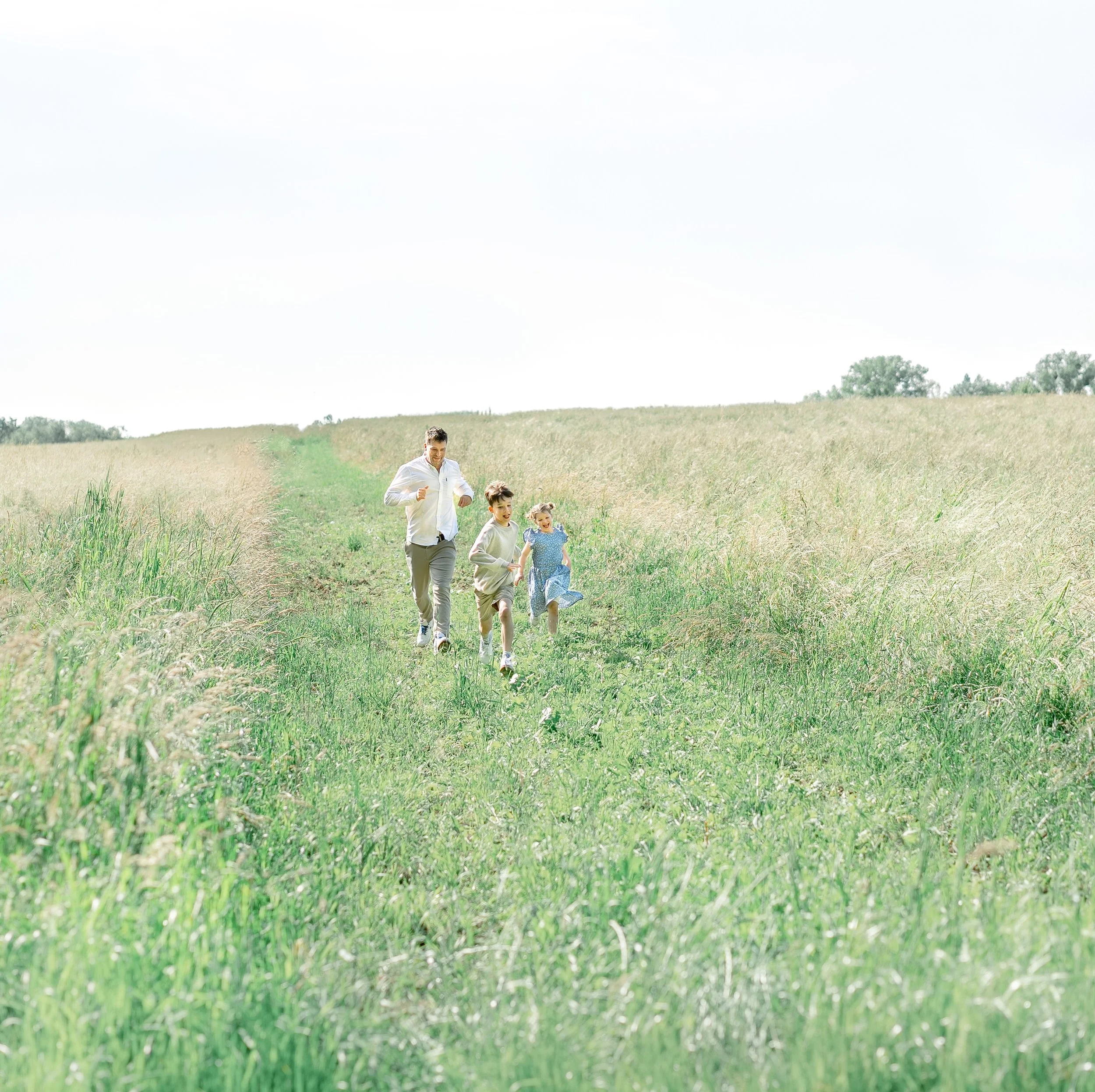 Papa und die großen Kinder toben sich in der Natur aus