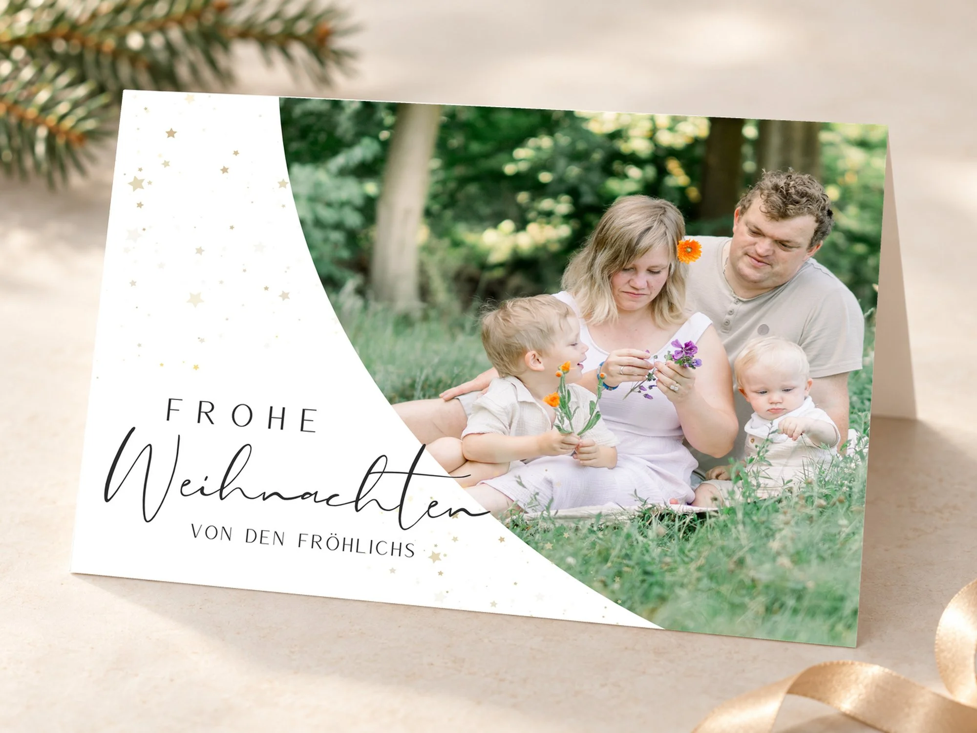 Weihnachtskarte „Sternenglanz“ – aufgestellte Klappkarte mit Familienfoto und Sternmotiv in weihnachtlicher Umgebung.