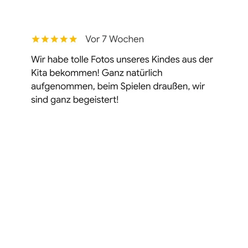 Screenshot einer Bewertung mit fünf Sternen, der Titel 'Vor 7 Wochen', und einem Text in deutscher Sprache, der beschreibt, wie die Familie Fotos ihres Kindes von der Kita erhalten und draußen beim Spielen zeigen.
