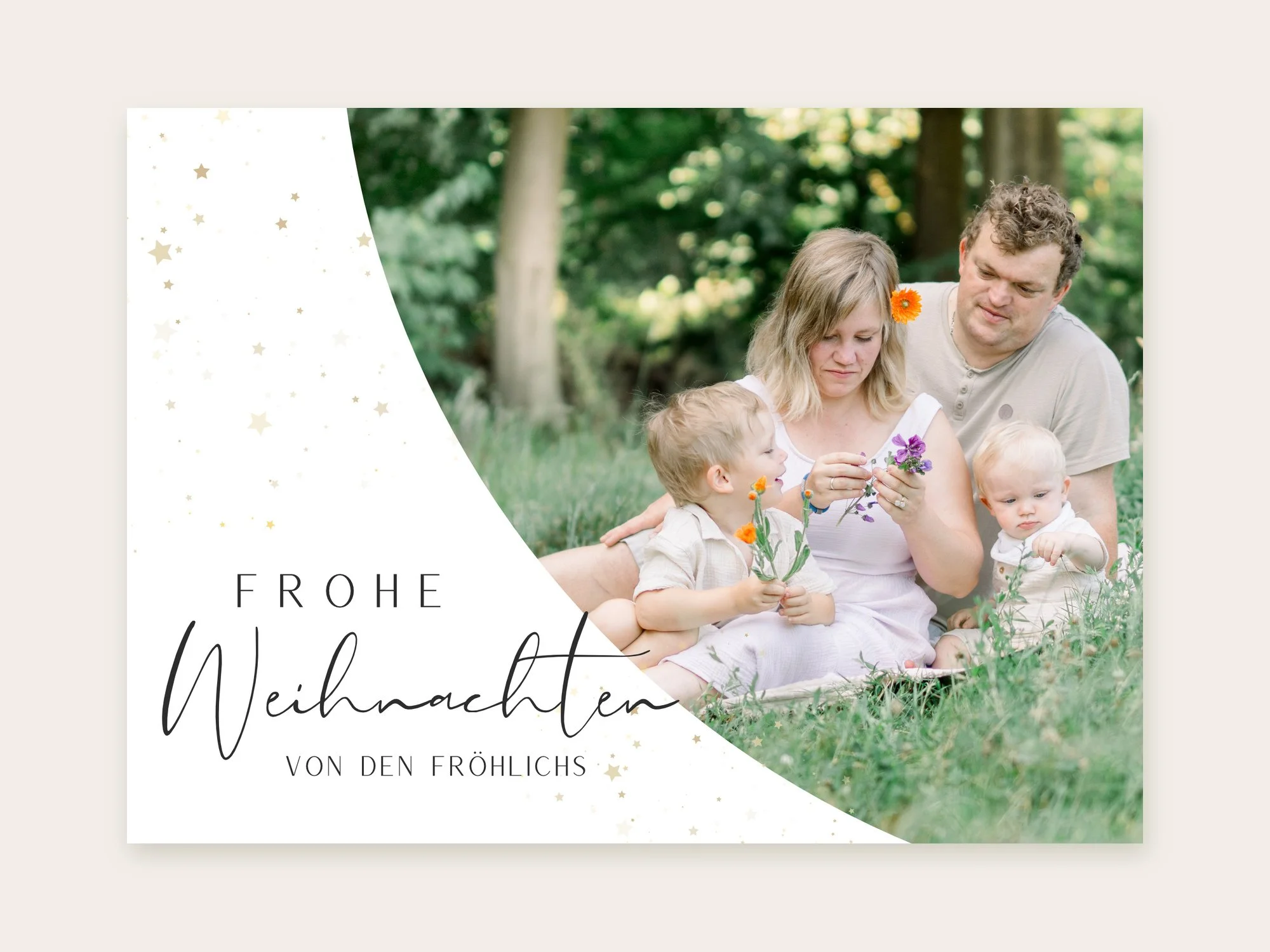 Weihnachtskarte „Sternenglanz“ – Vorderseite mit Familienfoto, geschwungener weißer Fläche und goldfarbenen Sternen.