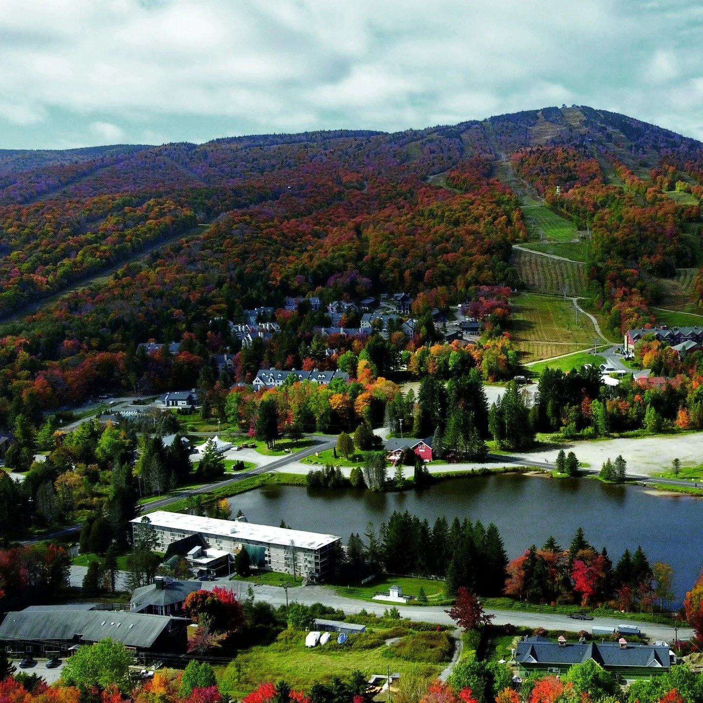 Leaf peeping is right around the corner! 
https://www.visitvermont.com/fall-foliage-tracker/
Book your stay!! 
#fallfoliage #leafpeepers #vermont