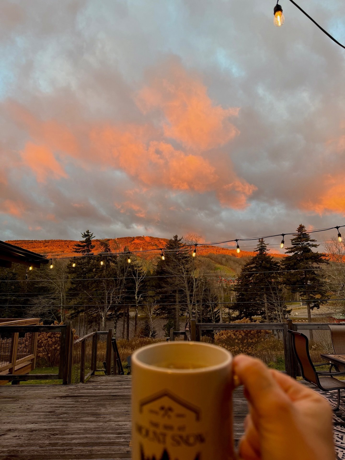 Alpenglow ⛰️ Morning coffee ☕️ Relaxing in the lounge 🍂

Nothing beats a slow morning at The Inn At Mount Snow. 

Book your stay now! 
https://www.innatmountsnow.com/booking