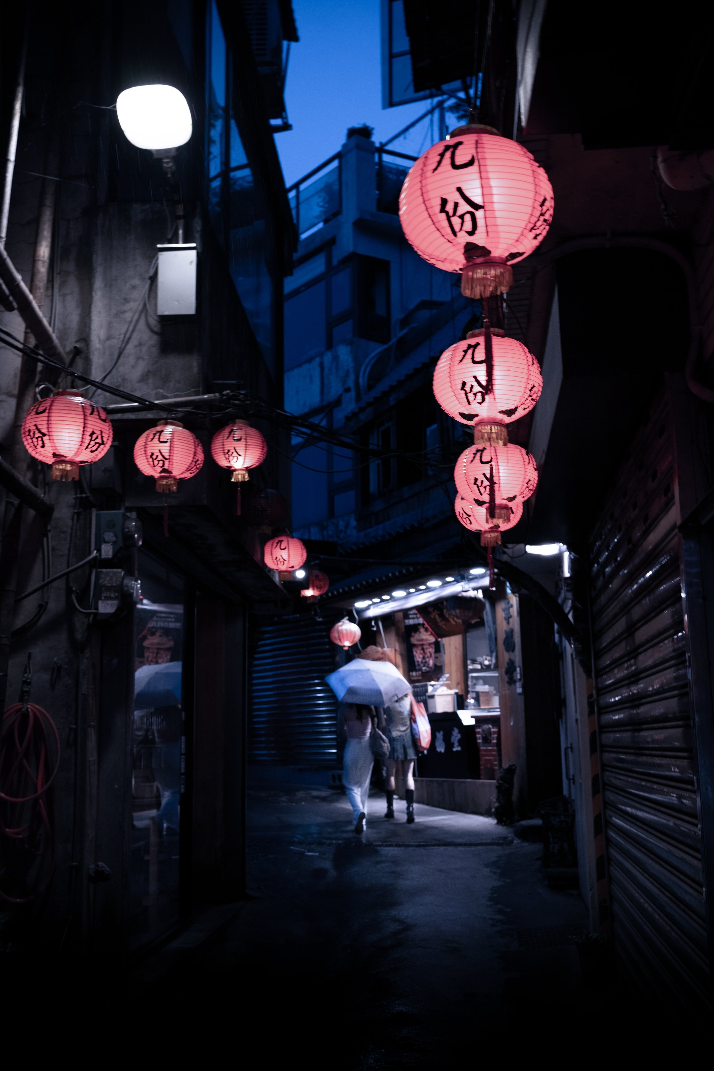 tw_jiufen_lantern_alley_girls_cine.jpg