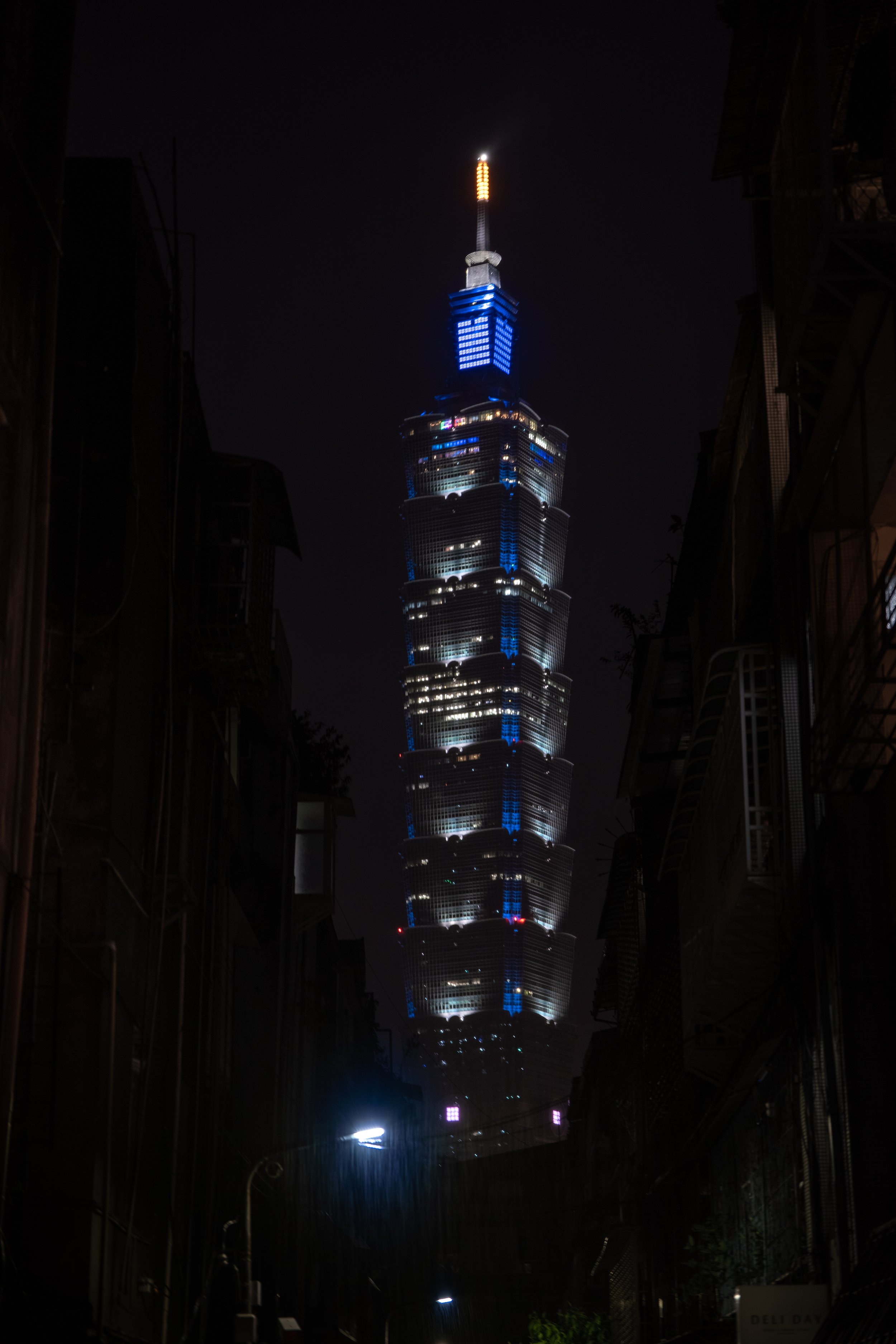 taipei_101_alley_shot_v2.jpg