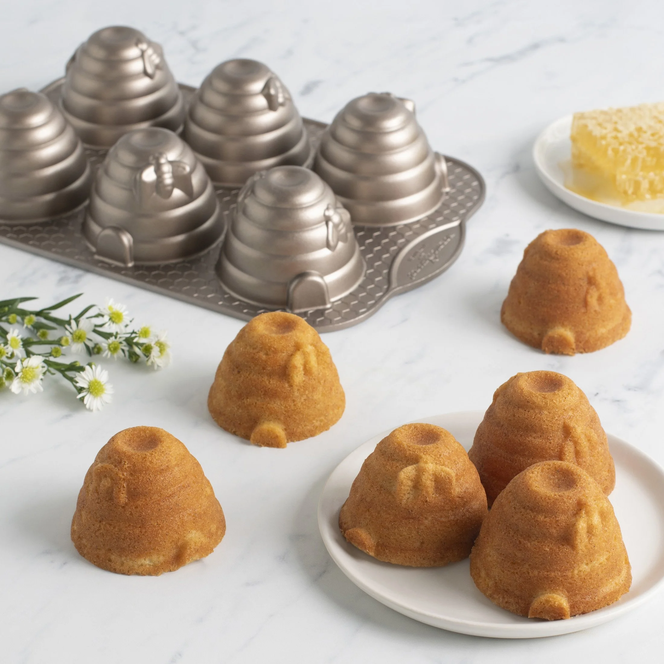 90777_Beehive Cakelet Pan_2025_2_2200x2200.jpg
