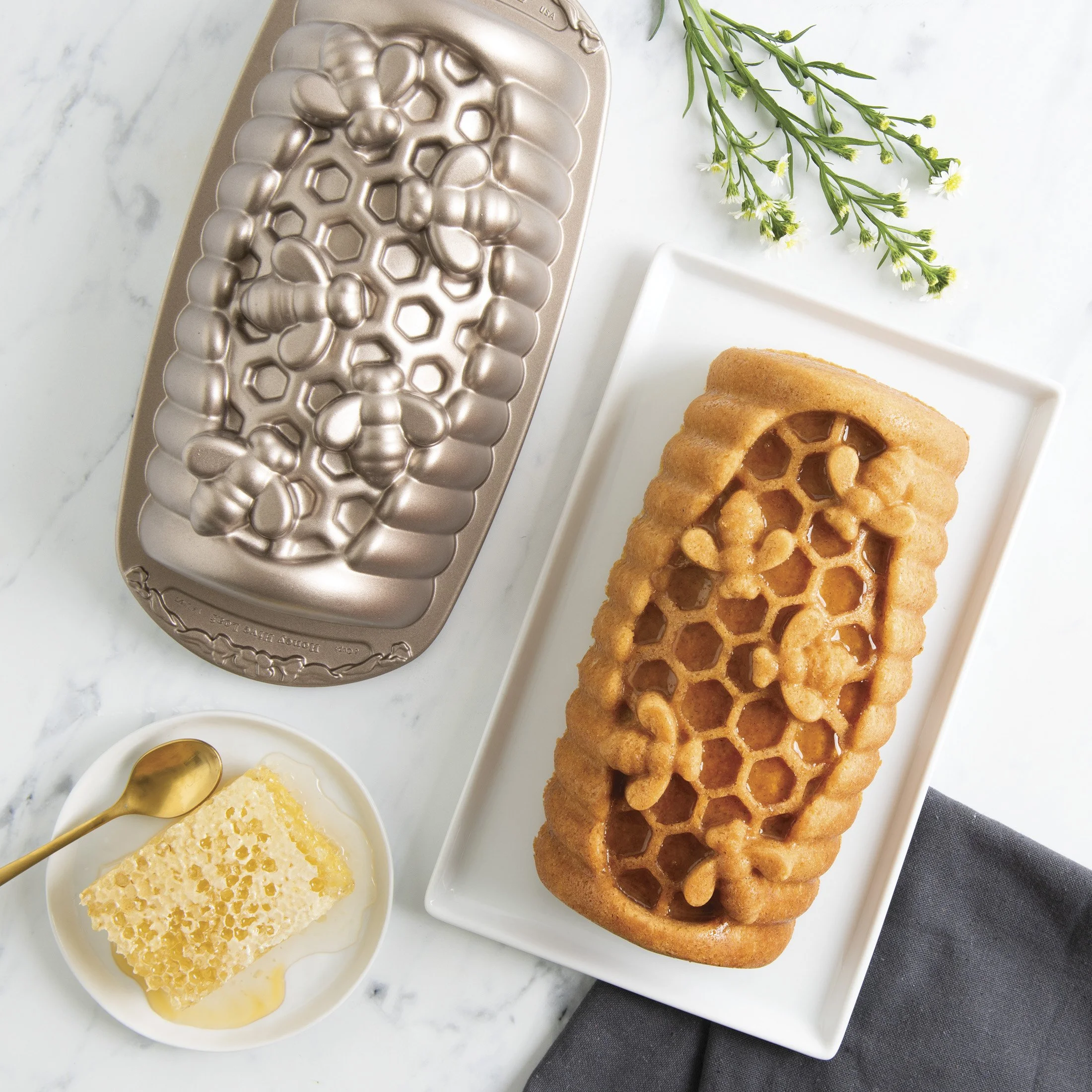 97048_Honey Hive Loaf Pan_2025_1_2200x2200.jpg