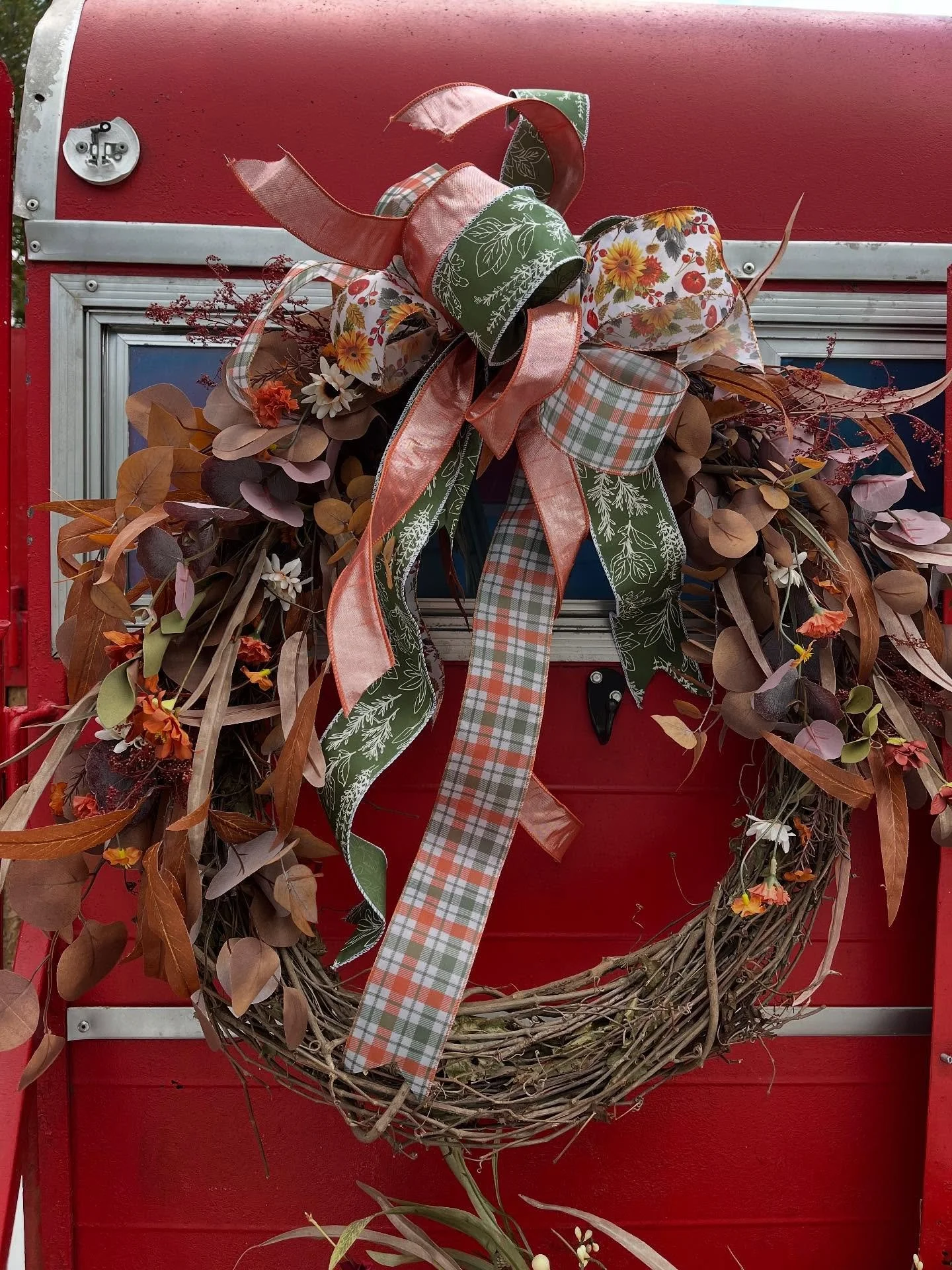 Bow season is coming up- let us know in the comments- do you love big bows or keeping it simple?
#retrowhims #cashiersflorist #whimsicalflowers #flowertruck #fallflowers