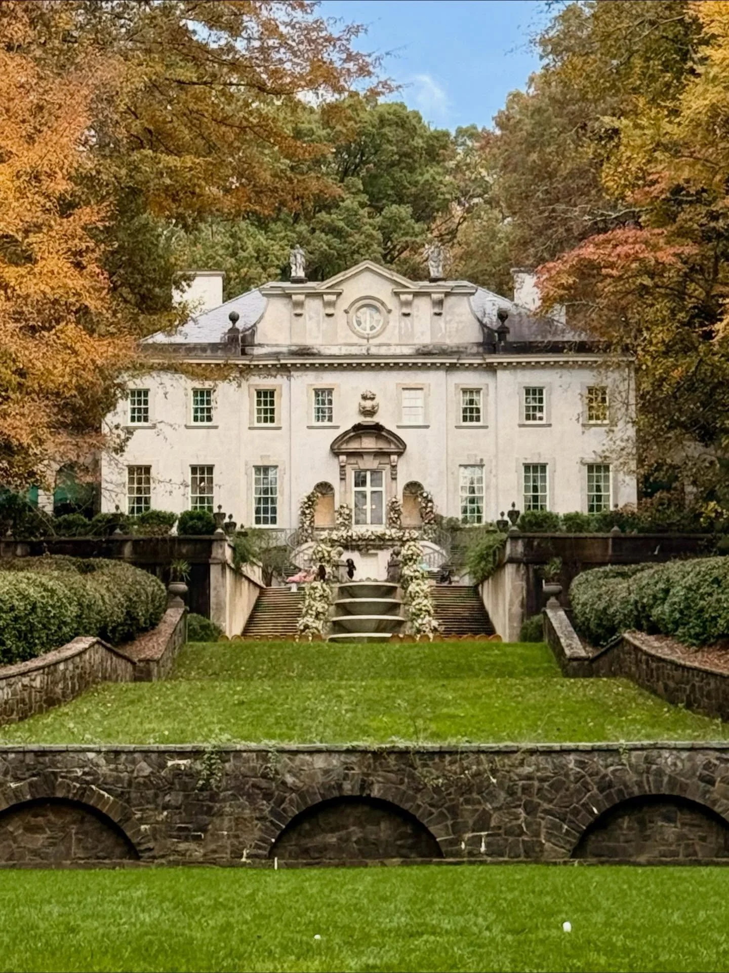As we move through the event, the Hindu ceremony transforms into the Western ceremony at the steps of the iconic Swan House at the Atlanta History Center. What a gorgeous tableau envisioned by @flowergirldesigns and implemented by the floral team! 
.