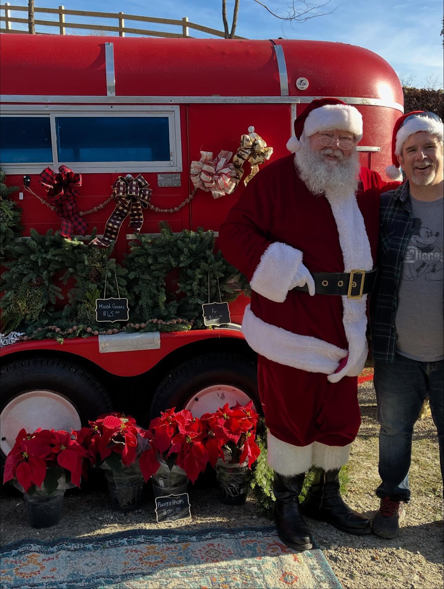 Is it just me, or do fresh greens instantly make a home feel happier and smell AMAZING?
This year&rsquo;s collection is full of dreamy greens, festive plaids, retro touches, and the kind of festive sparkle that whispers, &ldquo;Come on in, cocoa&rsqu