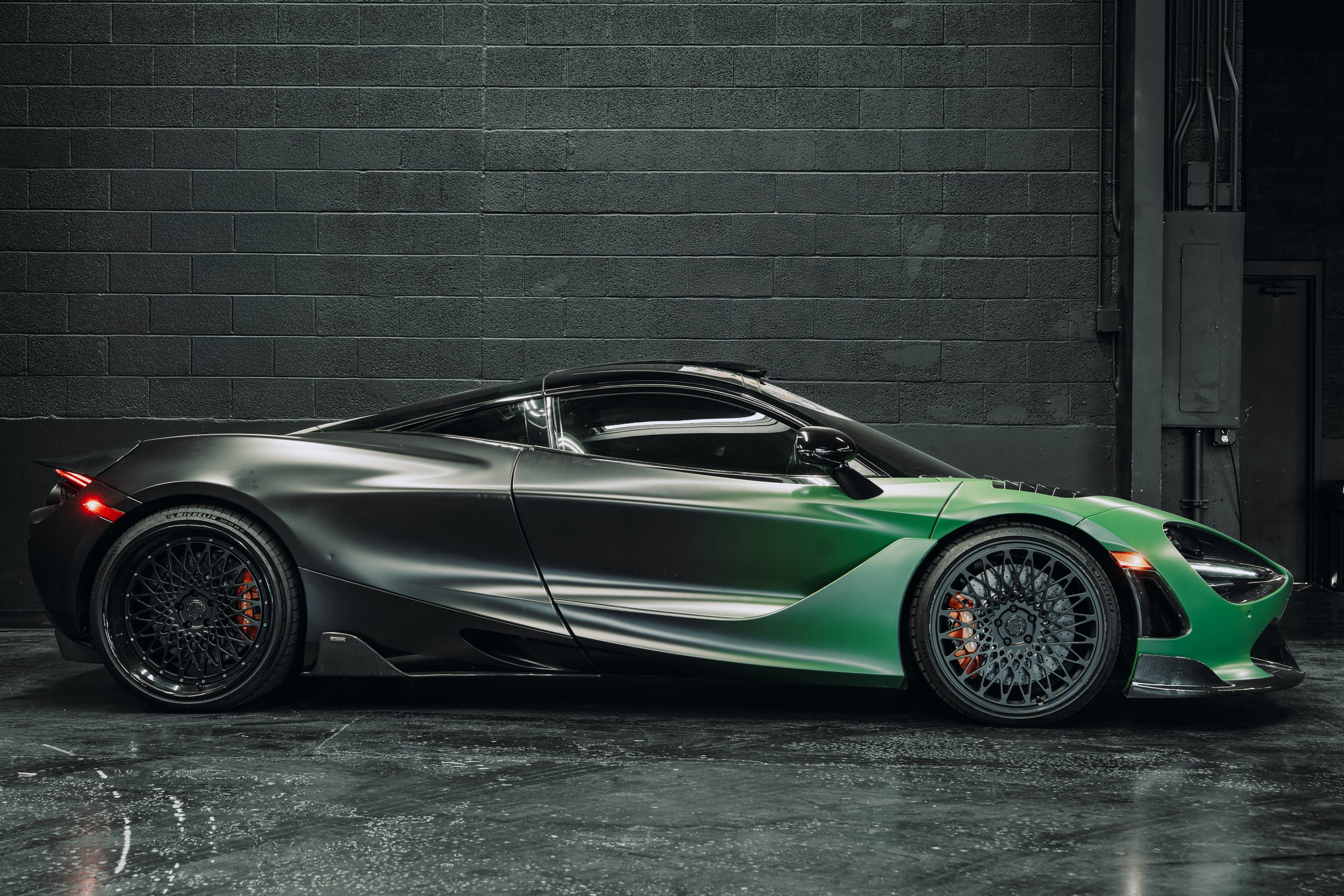Mclaren
720S  Green Side View