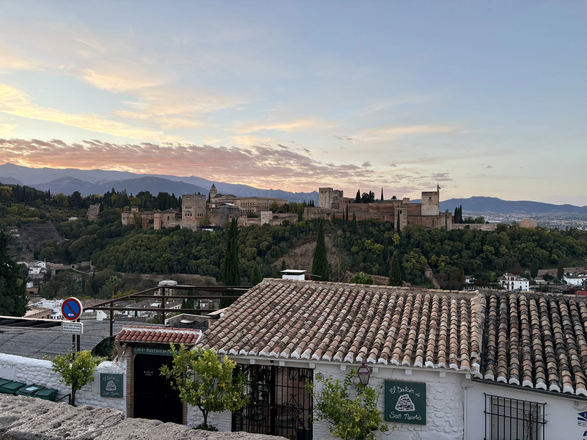 Uitzicht op het Alhambra bij zonsopgang
