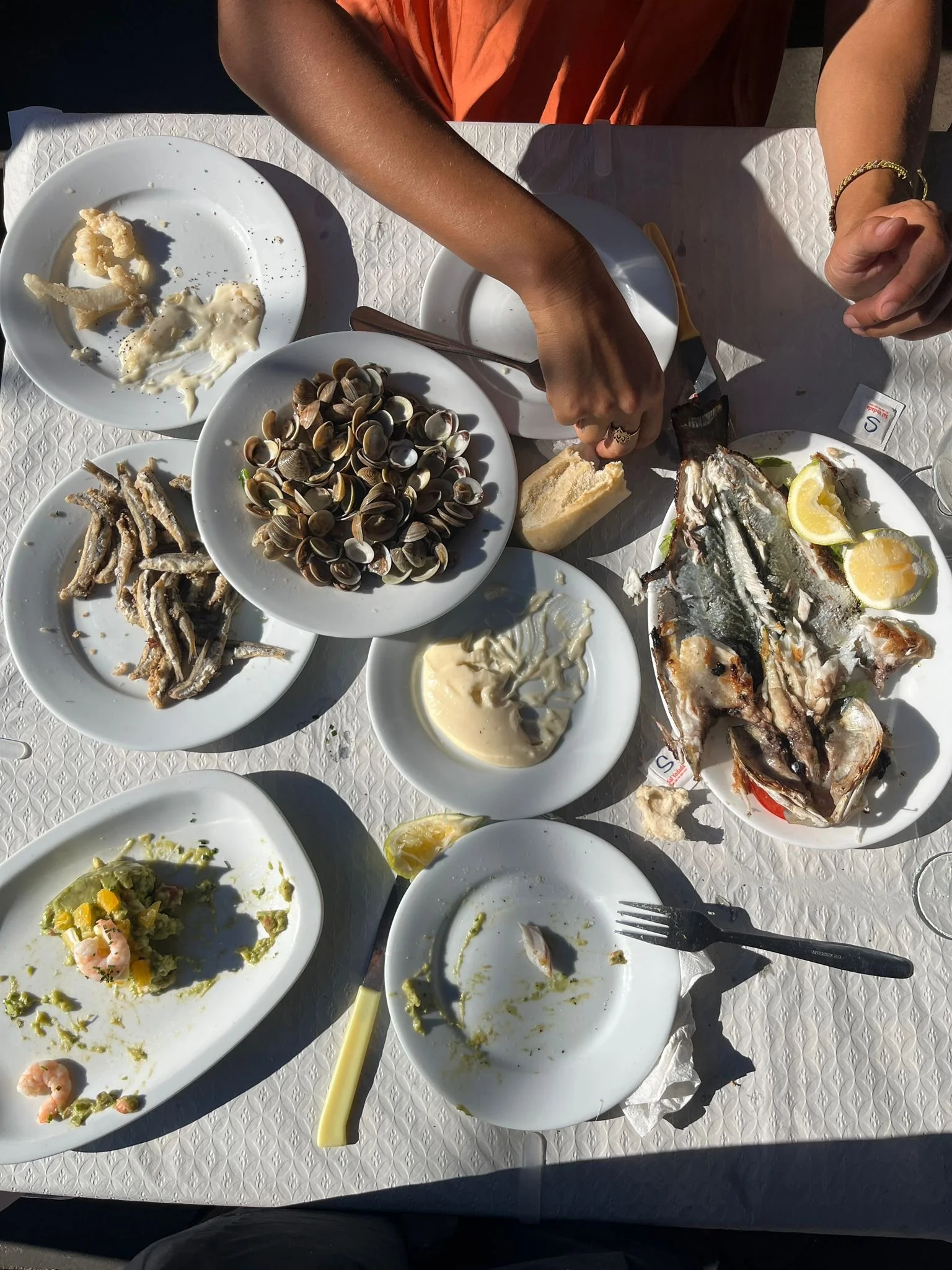 Hier liepen de obers rond met gerechten. Luid riepen ze wat ze bij hadden. Had je er zin in dan riep je terug en kwamen ze het brengen. Klein beetje overprikkeld toen ik hier buiten kwam 😅