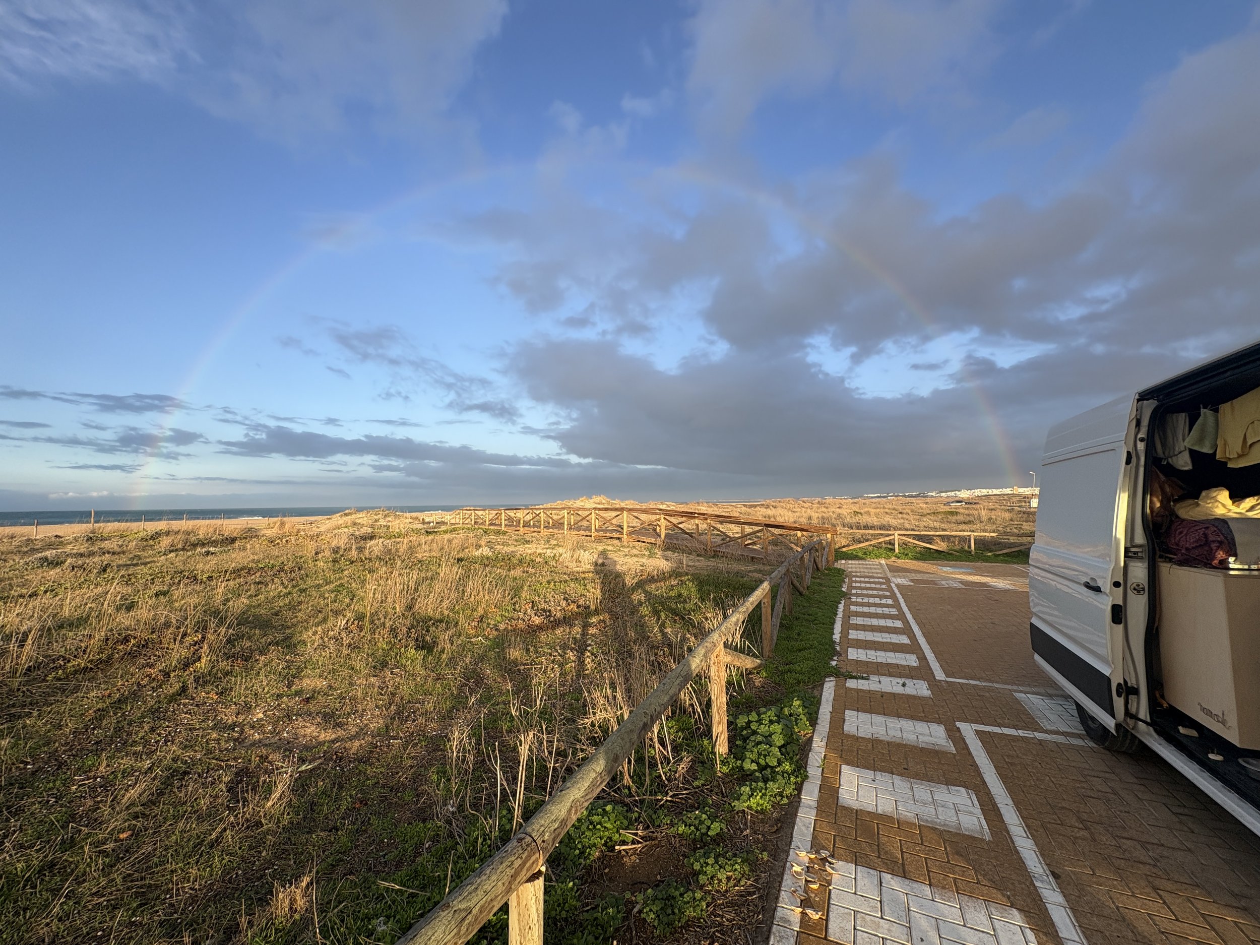 Na een regendagje in de Van kom ik buiten en wordt ik getrakteerd op een prachtige regenboog in het surfersparadijs El Palmar.