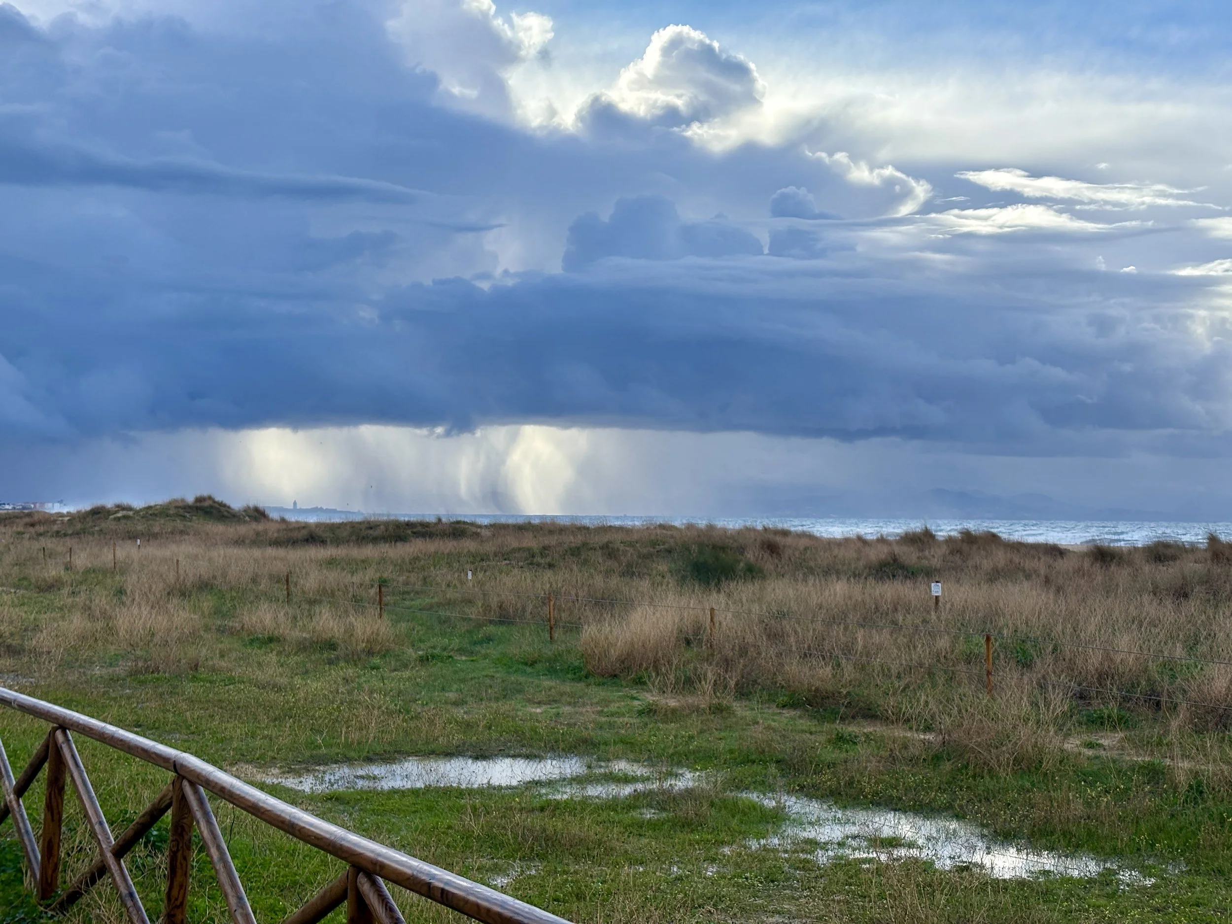 Het mooie mysterieuze van de wolken in Tarifa