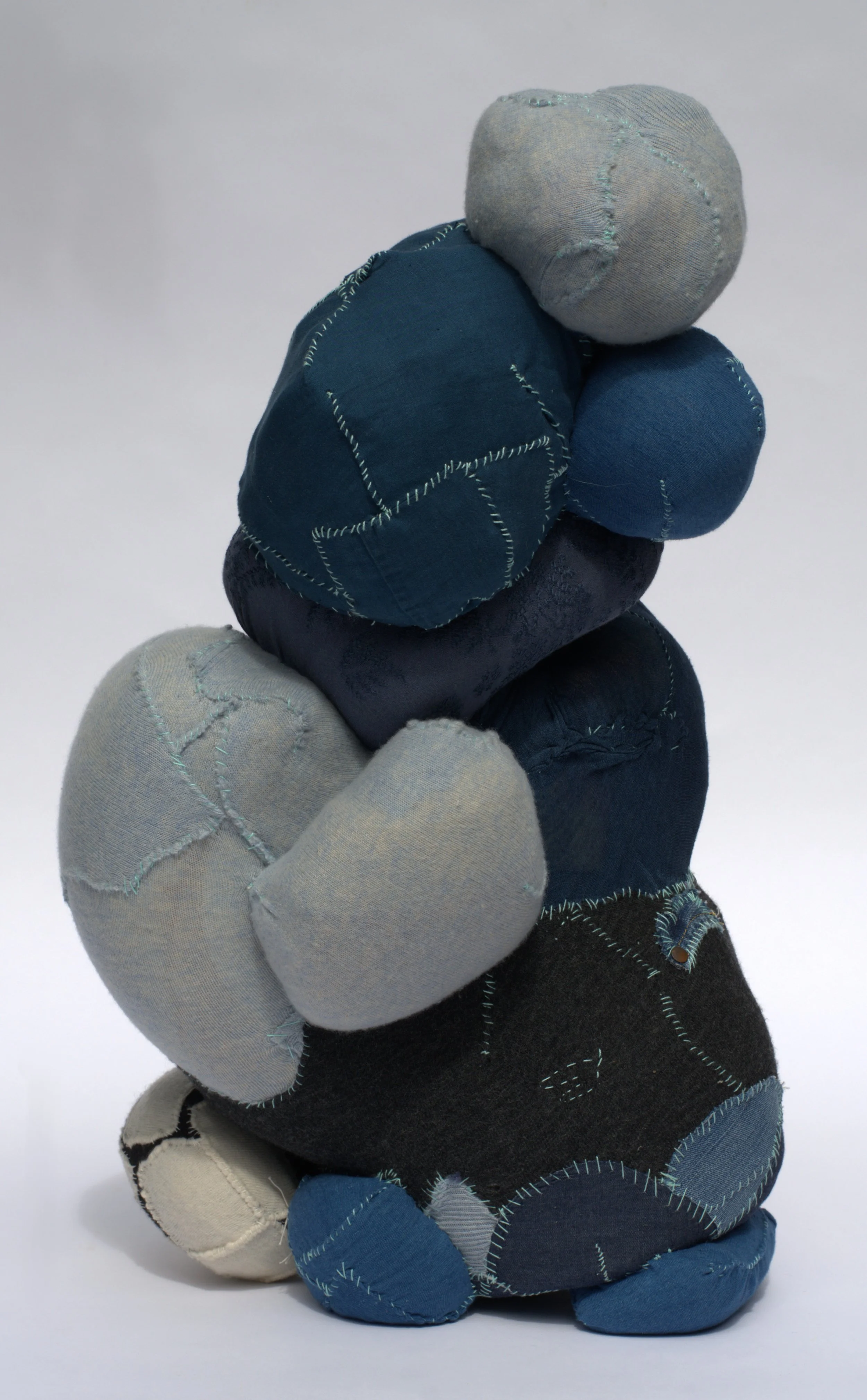 Kristina de Coninck 
 All I cannot hold
 Sculpture built with sections of mattress,
patches of blankets, sweaters, t-shirts and
cotton threads
 70 × 41 × 37 cm
 2024