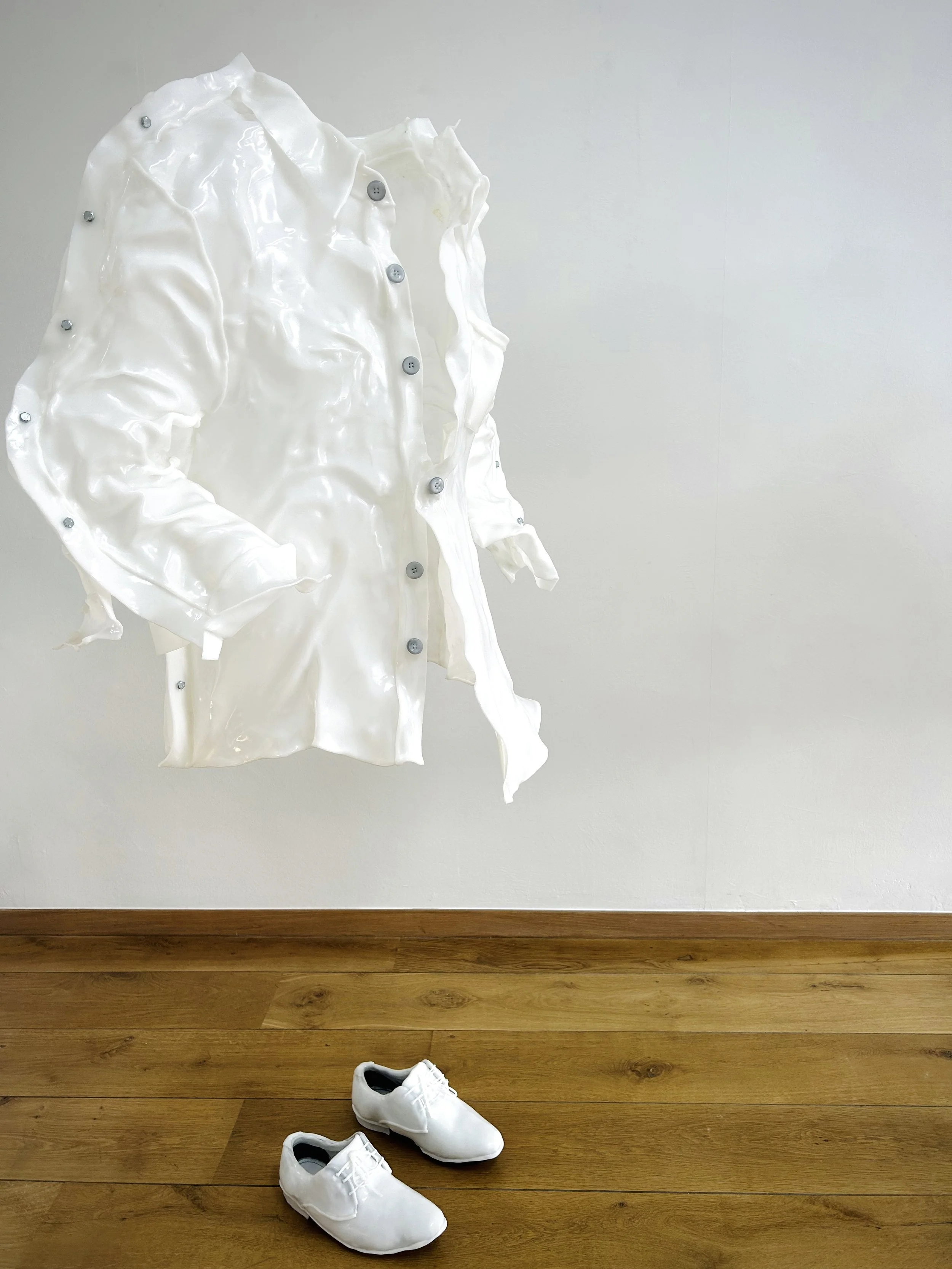  Lynn Van Hoydonck 
 ANGER
 2024
 1 costume shirt + 1 pair of shoes
 90 x 100 cm
 Thermoplastic