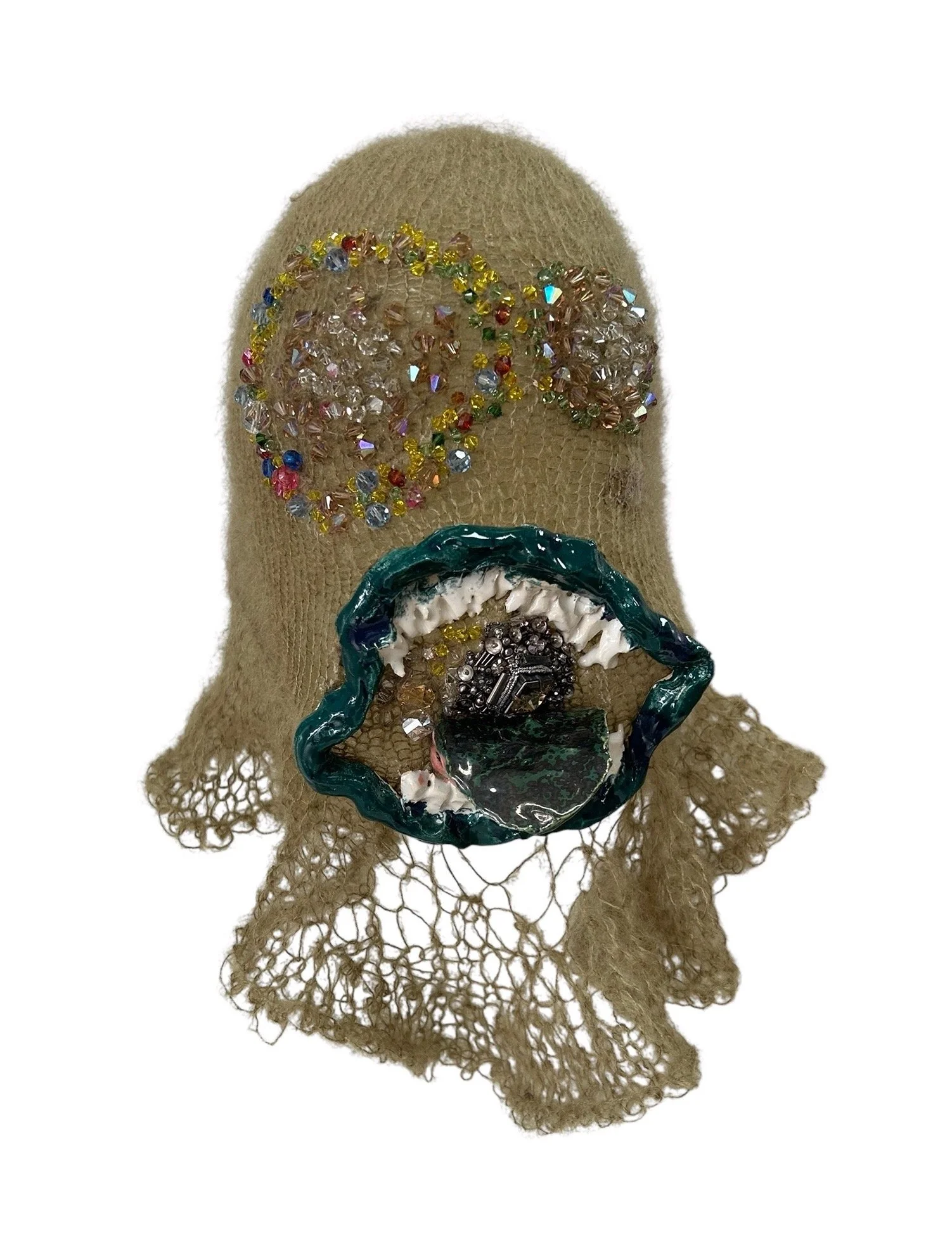  UNTILTED  
 Knitted mask
  27 X 17 X 23 cm 
 Mohair thread, glazed ceramic, Svarowski
crystals
 2025