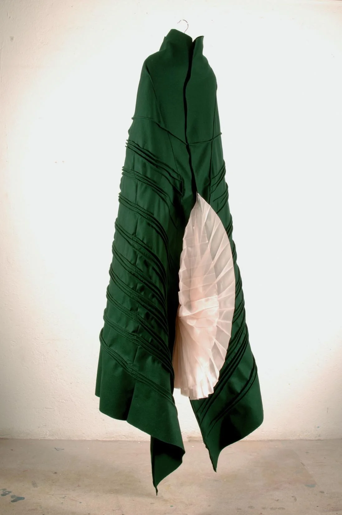 Hélène Picard 
 MANTEAU CHENILLE
 2007
 felt, musslin
 height : 180 cm