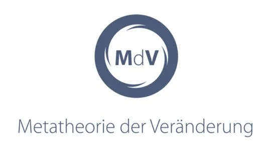Logo mit Kreis und dem Text 'MdV' darüber, darunter steht 'Metatheorie der Veränderung'.