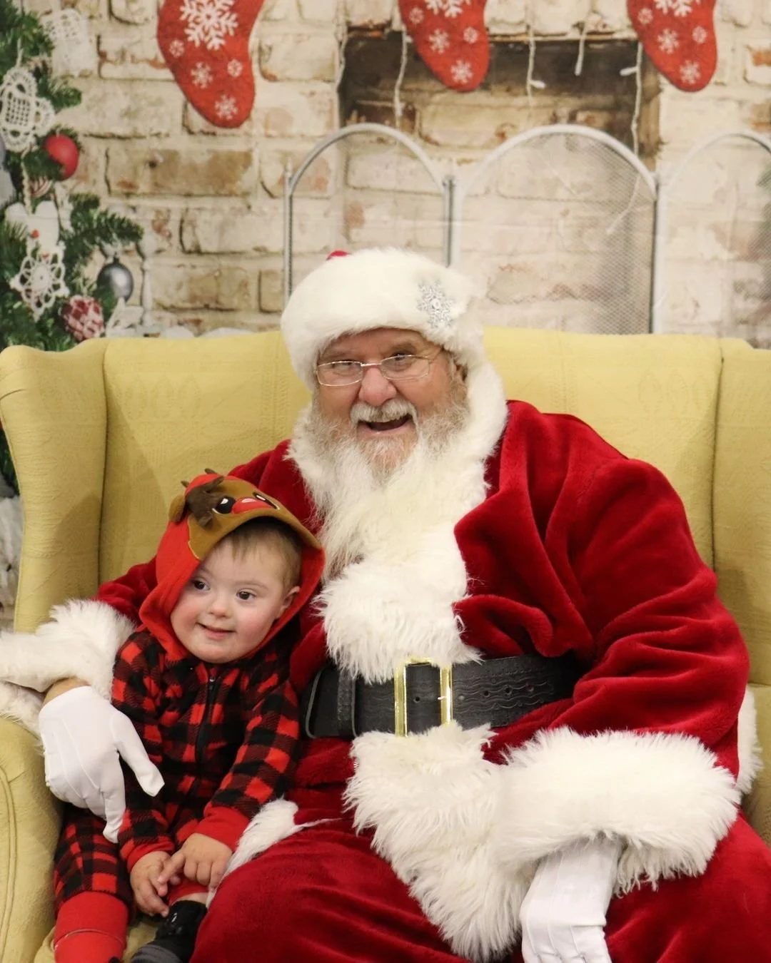 @gigisplayhouselancaster is hosting their Annual Pancakes &amp; Pajamas Christmas party for all ages on December 6 from 9am-12pm. Families must register by 11/21 on their website.

They are also looking for 80+ volunteers to make the event possible -