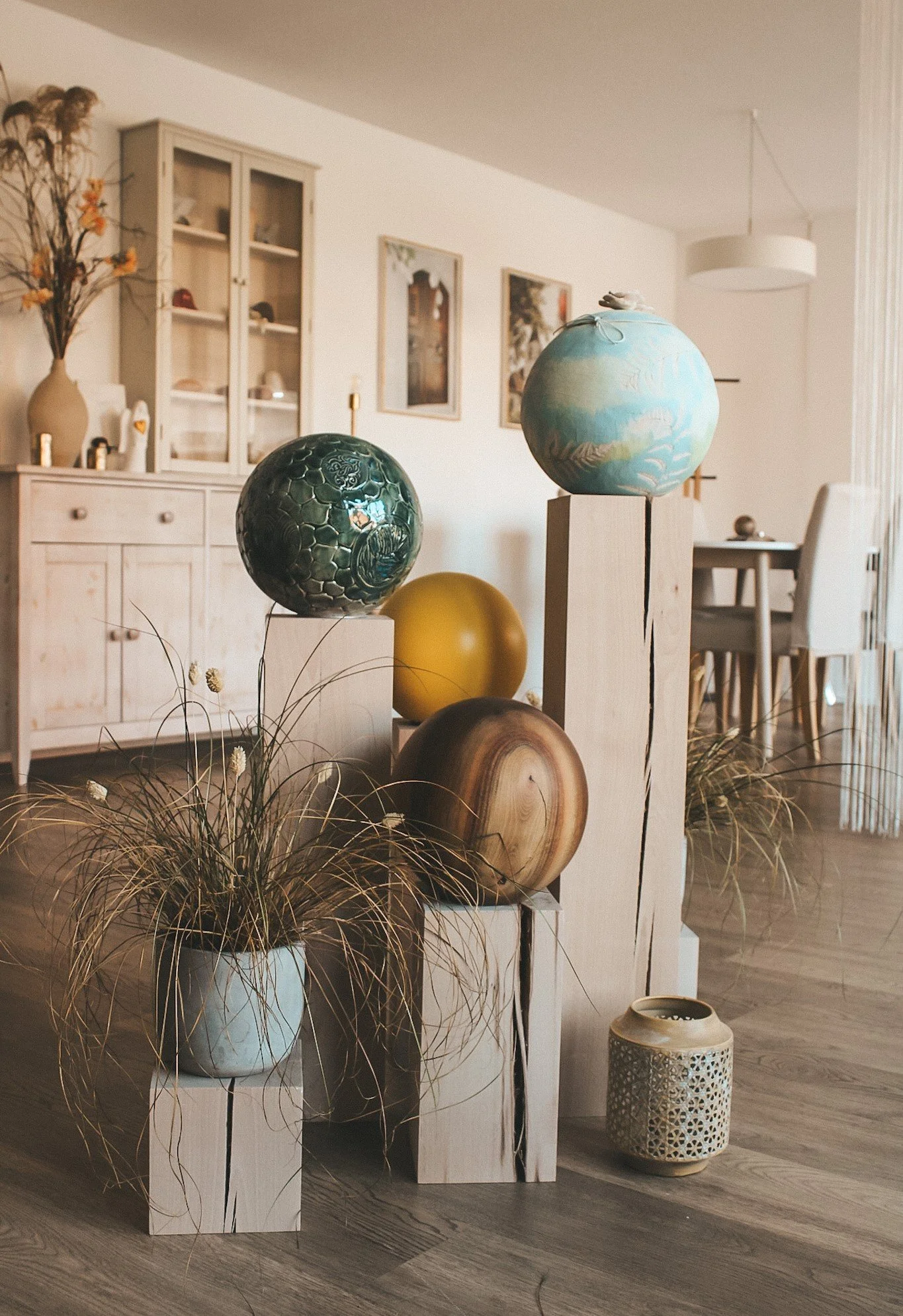 Individuelle Urnen aus Keramik stehen im Mittelpunkt dieses liebevoll dekorierten Bereichs. Die Naturmaterialien symbolisieren die Einzigartigkeit jedes Lebens und den achtsamen Umgang mit dem Abschied.