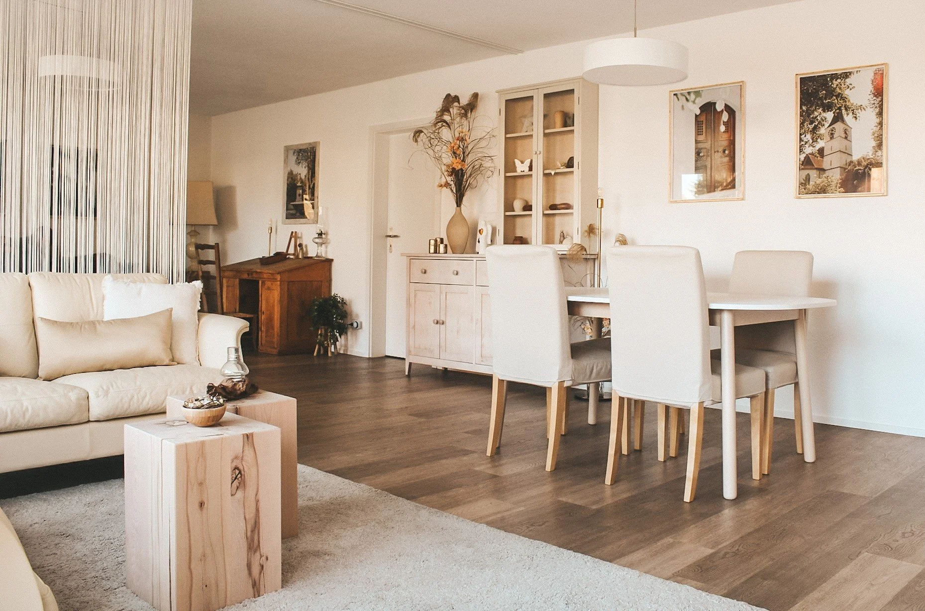 Gesamteindruck des Bestattungsbüros mit Besprechungstisch, hellen Möbeln und stilvollen Details. Der offene Raum fördert persönliche Gespräche in geschützter und einladender Umgebung.