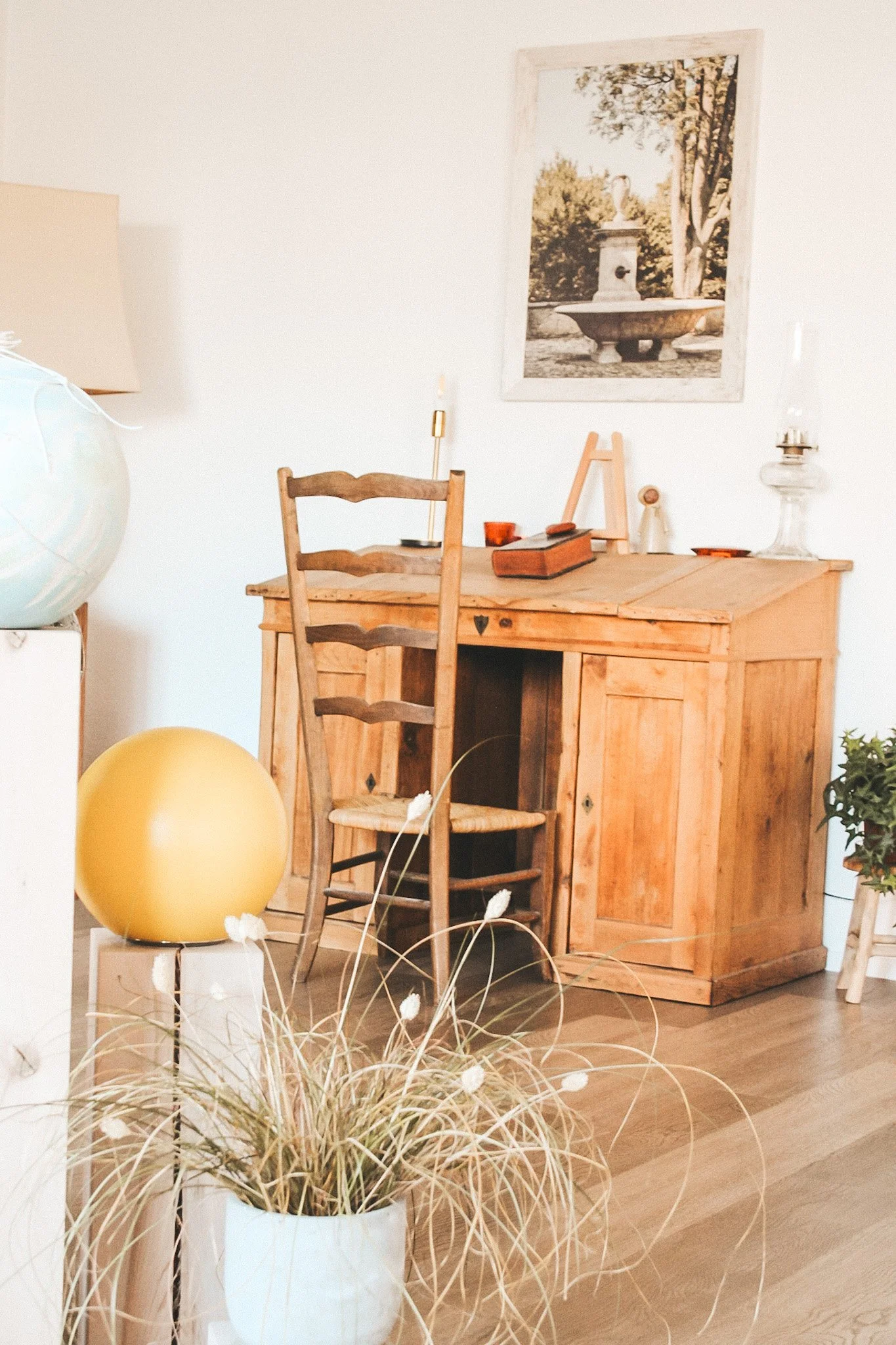 Traditioneller Schreibtisch im persönlichen Beratungsbereich – ein Ort für diskrete Einzelgespräche rund um Vorsorge und Abschied. 