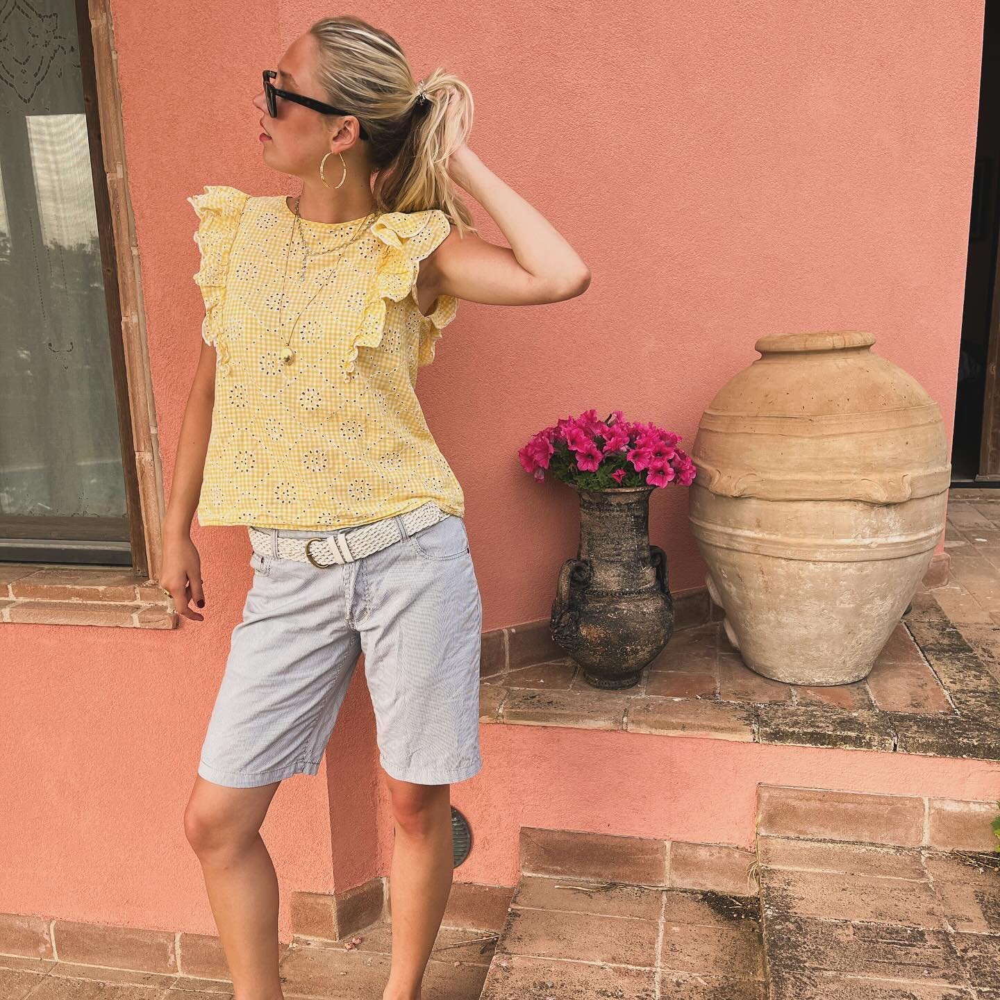 Our favorite summer top at the moment! A cute butterfly blouse with yellow and white checkered pattern and embroidered details 💛 Pair with some  jeans and jewelry for a relaxed summer look ☀️ 

Length: 58cm 
Chest: 96cm 
Bottom width: 112cm 🍒 

Sho
