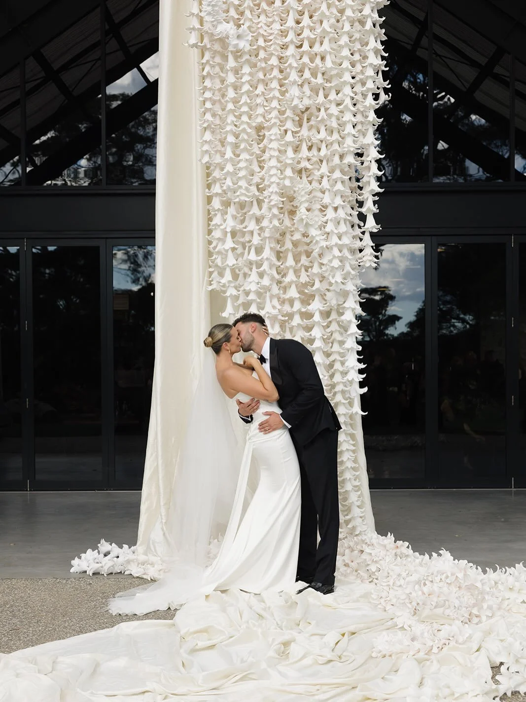 Top of my divinity list: the Caccaviello&rsquo;s, and their altar of Angel&rsquo;s Trumpet. 

STUNNING. BEYOND. ❤️&zwj;🔥

@alexiacaccaviello &amp; @justincacca 
@houseofloveweddings 
@evebud 
@marriedbydeanna 
@lotonehundred
@kyhastudios
@byptailori