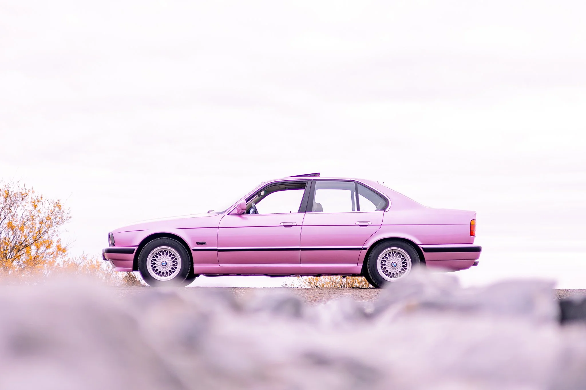 Vaaleanpunainen auto