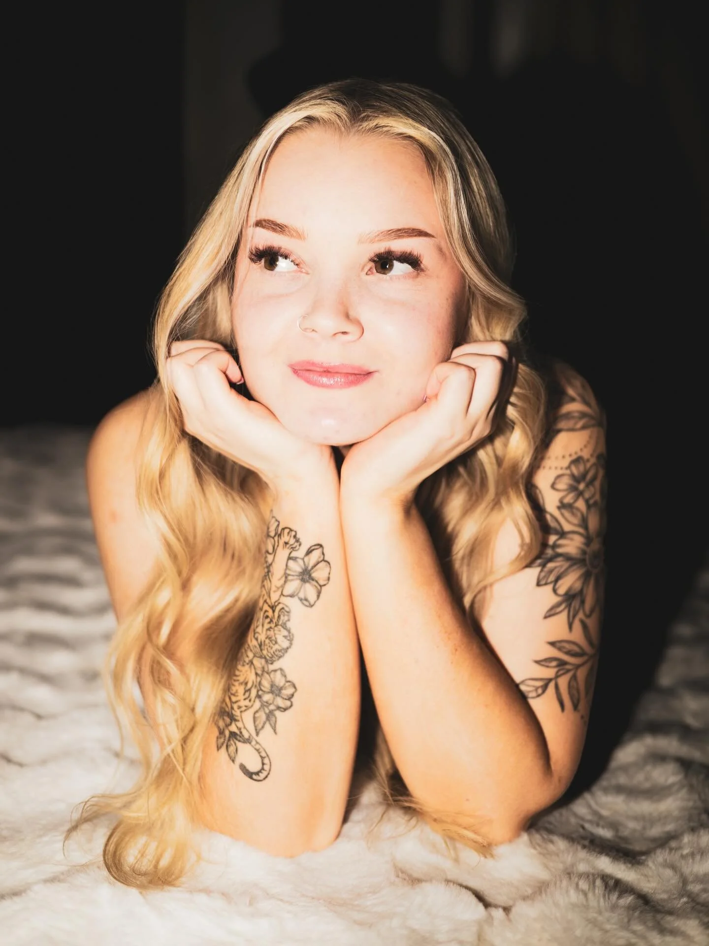 🥂

@minjamatikainen photographed in a home studio with DIY setup ✨