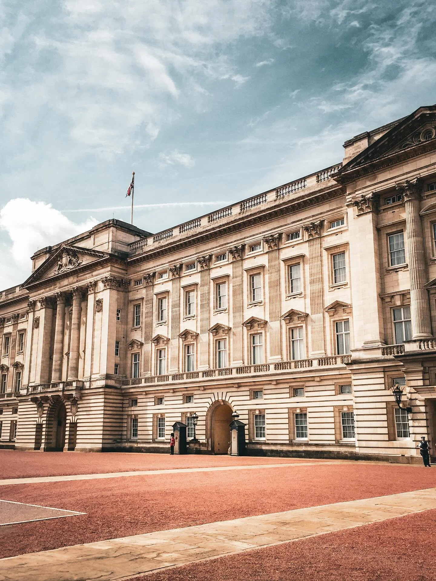 Puhelimella vuonna 2016 kuvatut lontookuvat sai uutta ilmett&auml; editiss&auml; 🏙️ enp&auml; ois sillon aatellu ett&auml; tuun julkasemaa ne t&auml;llee! (biisi oli must have)