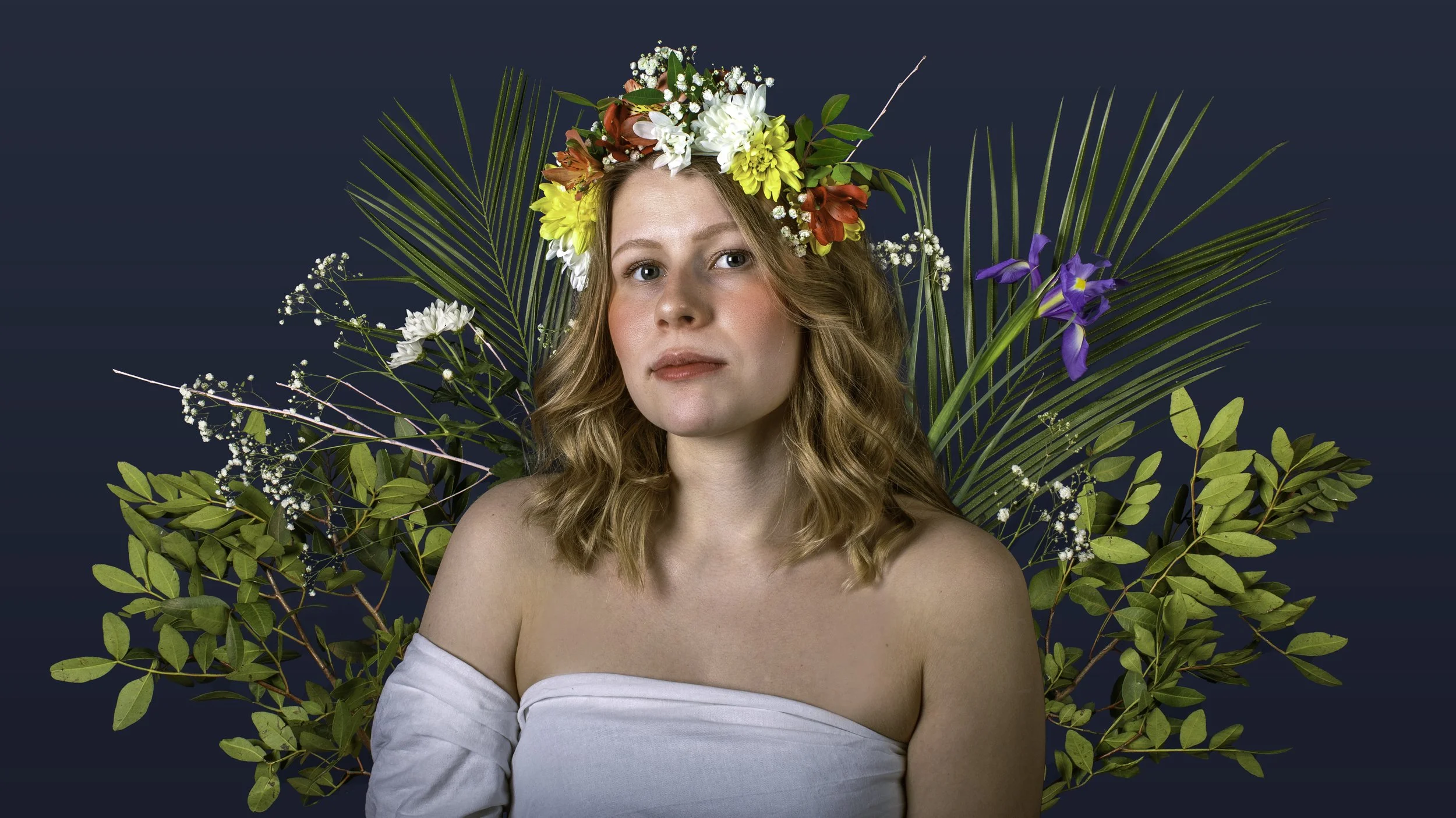 Nuoren naisen muotokuva, jossa on kukkaseppele ja taustalla vihreitä lehtiä ja kukkia