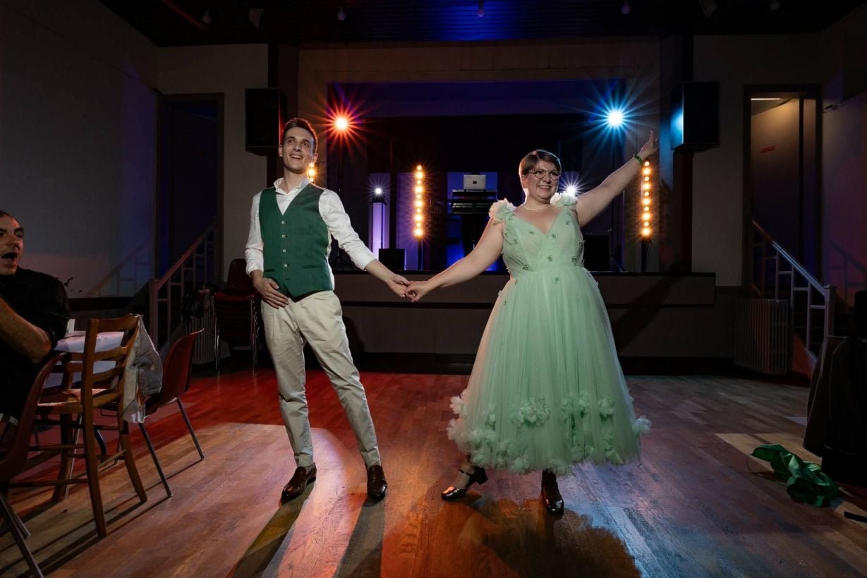 Couple de maries en position de danse