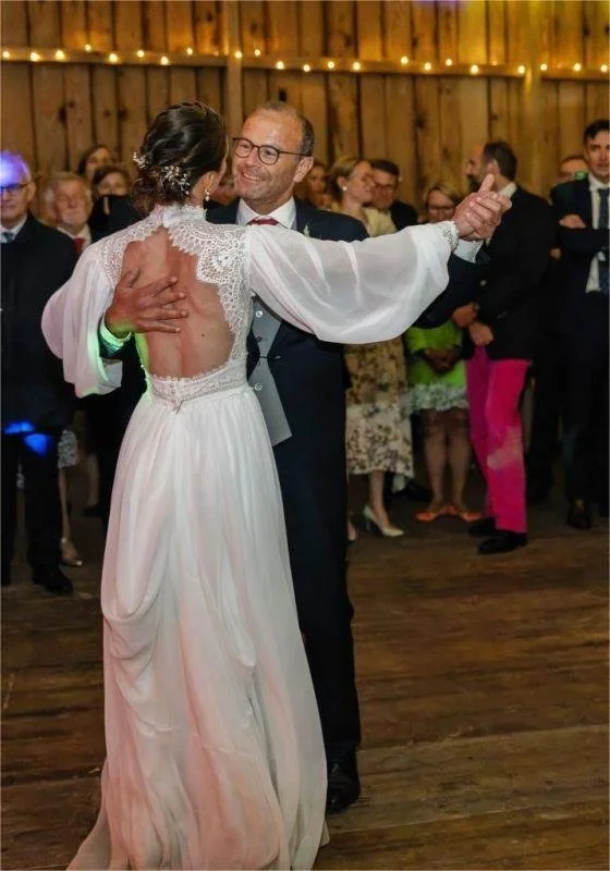 Couple de maries en position de danse