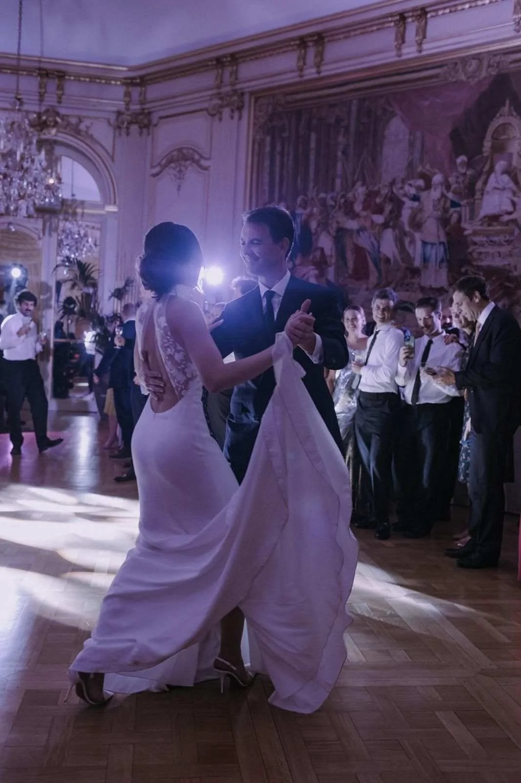 Couple de maries en position de danse