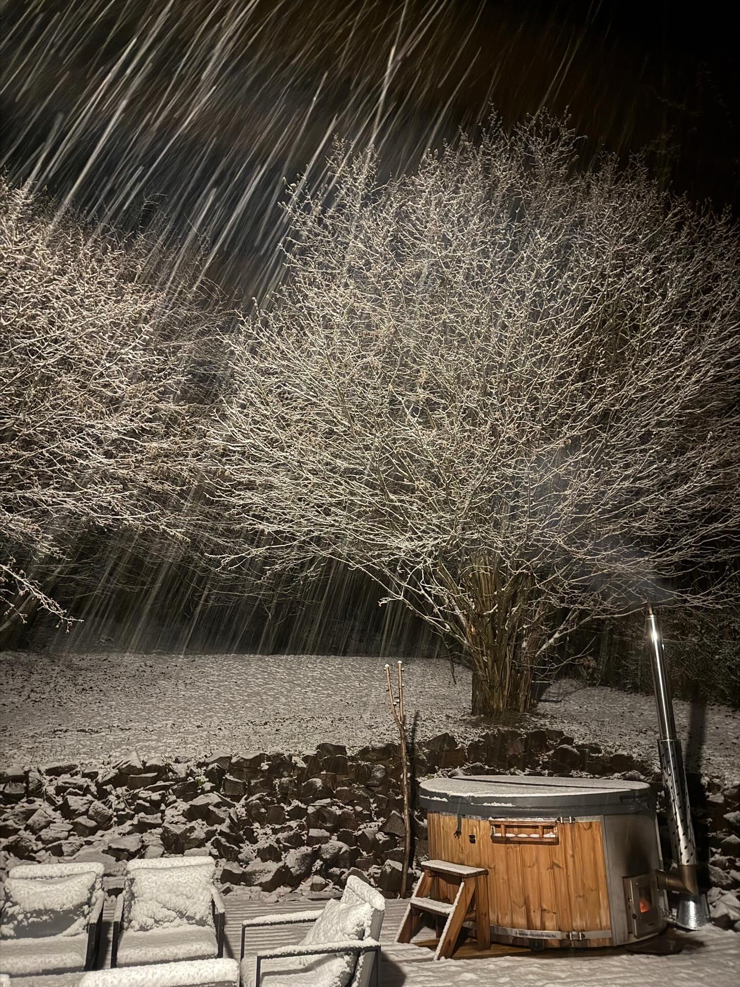 Havat garant&aacute;lni nem tudunk, azt viszont igen, hogy a h&aacute;z meleg &eacute;s otthonos, a d&eacute;zsa vize gőz&ouml;l&ouml;g, mikor meg&eacute;rkezel, &eacute;s azonnal rakhatsz is fel egy teavizet forrni. Hoztunk hibiszkuszt, mentate&aacu