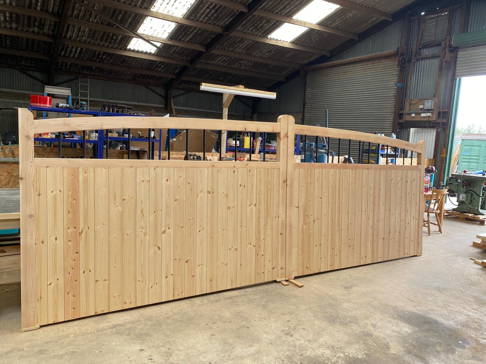 Wooden Driveway Gates - Crescent Design (Spindles)