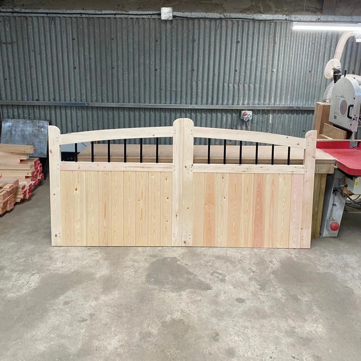 Wooden Curved Top Driveway Gates – Spindles & Tongue and Groove – 'Crescent'