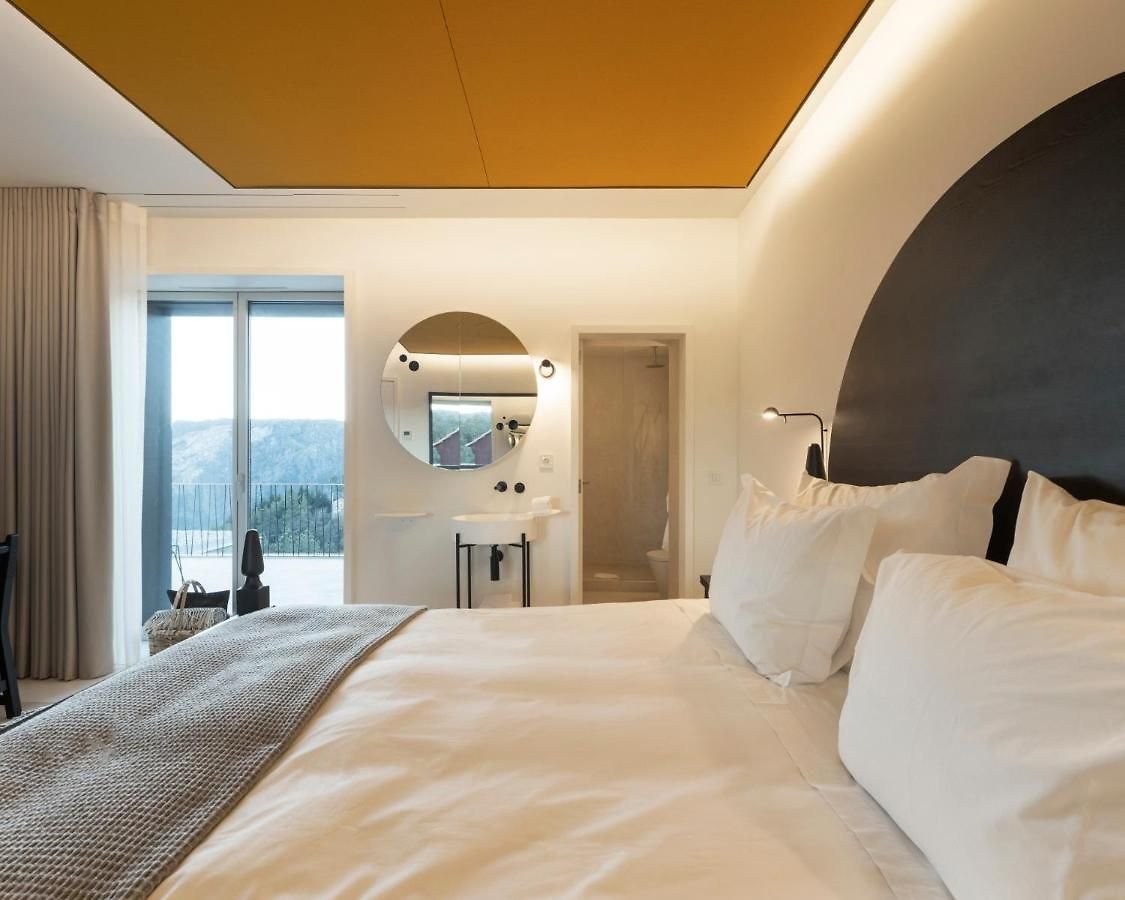 aplique-design-simples-preto-pin-vibia.jpeg