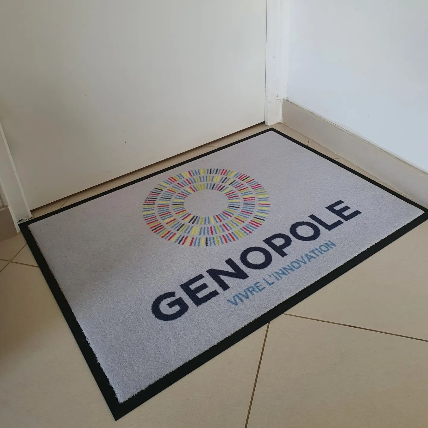 Mk Signal&eacute;tique c'est aussi des tapis enti&egrave;rement sur mesure et personnalis&eacute; ! Ici pour notre client @genopoleevry 😋

#tapis #Marquage #pub #publicit&eacute; #sur-mesure #logo #genopole
