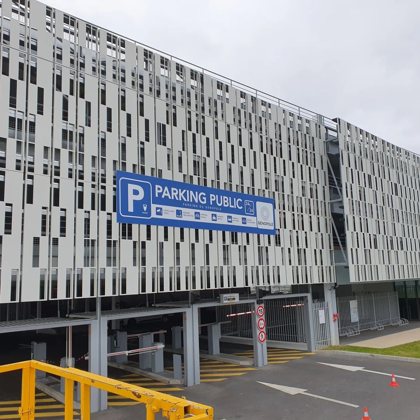 Cr&eacute;ation et pose de panneaux pour le nouveau parking public de @genopoleevry ! Personne ne pourra plus dire qu'il ne sait pas o&ugrave; se garer ! 😁😄😇

Version GRAND format et plus petit sur mat scell&eacute; dans du b&eacute;ton 🚧

#panne