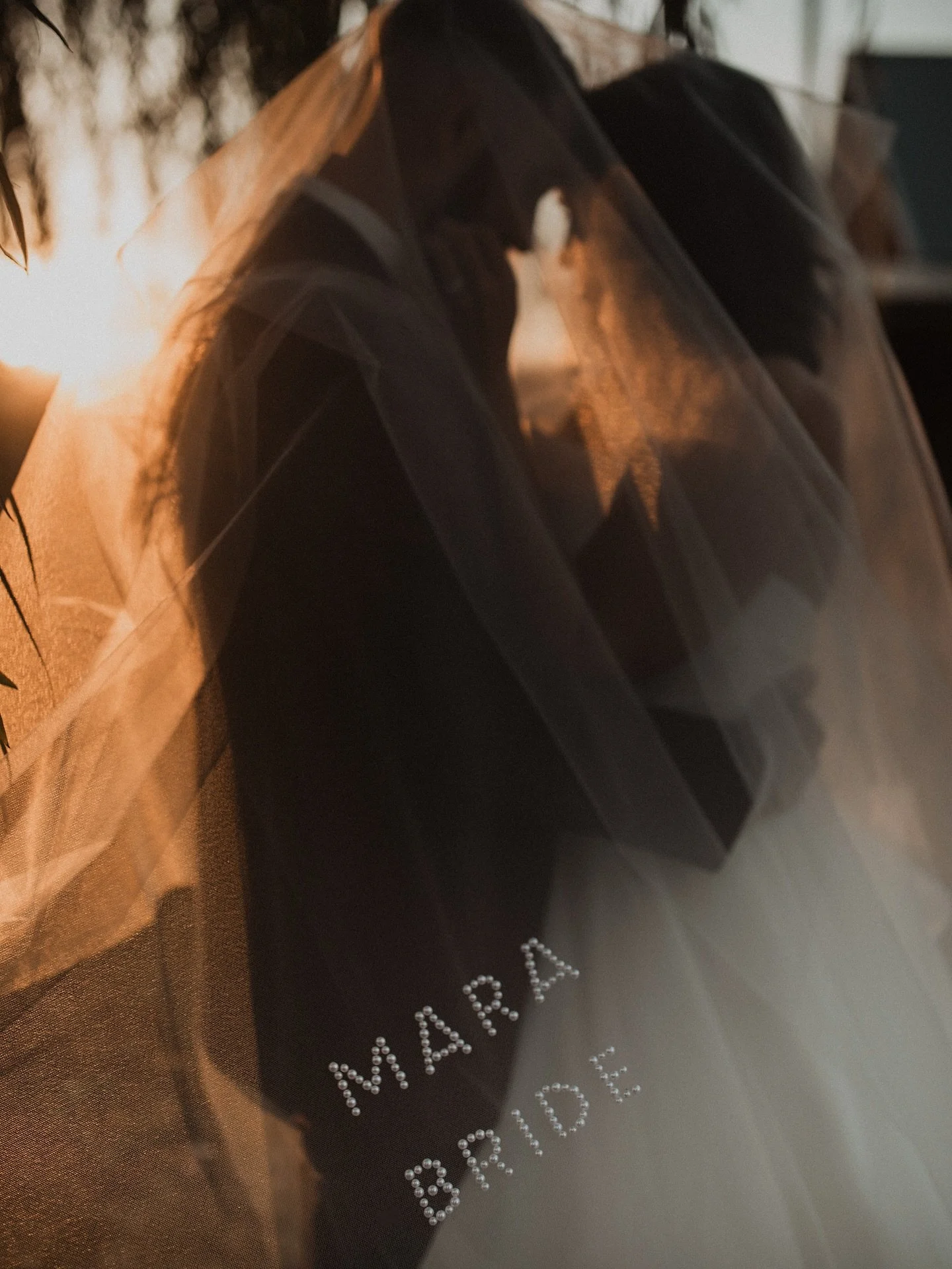 ✨
3 things we love at The Cottage&hellip;
.
Crisp cold air with fall sunsets
Moody photos in our willow tree
Brides who choose their dress at @marabrides