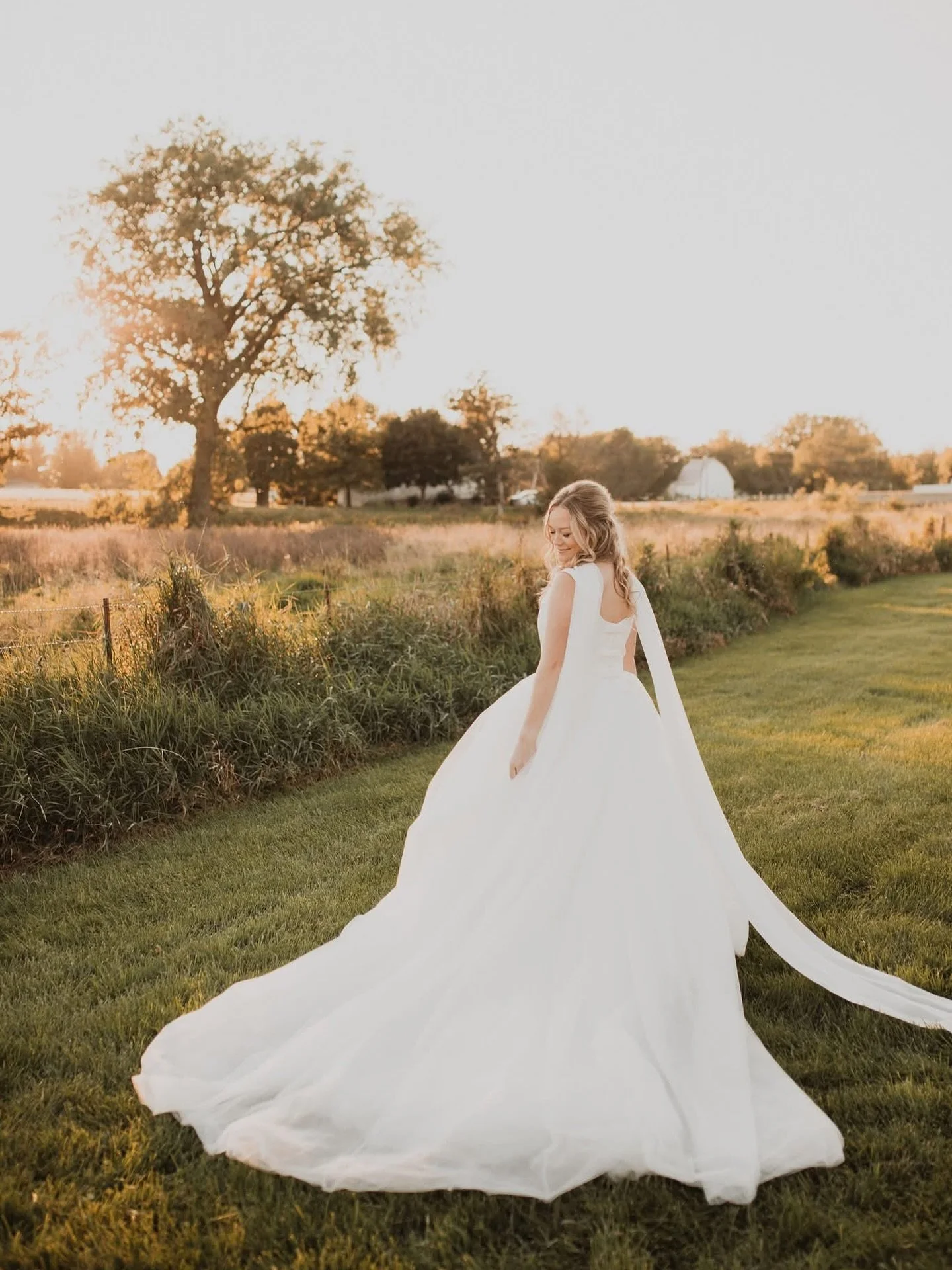 This dress from @marabrides has us left with no words. Such a statement. 🌾