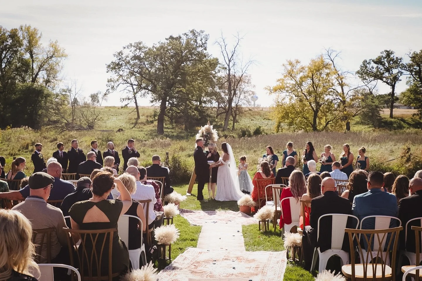We LOVED how S+M brought their warm, rustic, boho-inspired vision together. From mix-matched rugs, to mix-matched chairs &amp; TONS of pompous grass. It was a magical weekend.
.
📷 @ericasassmann23