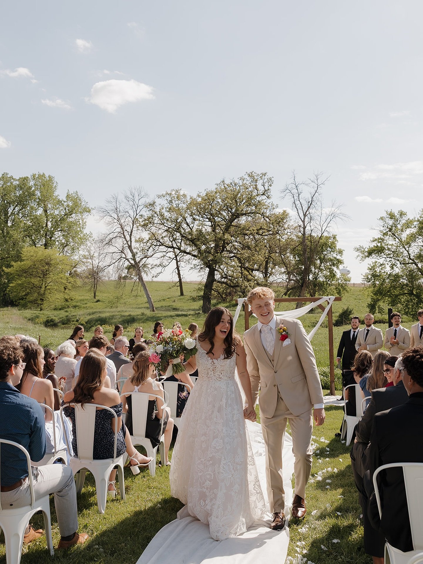 We are so excited to see another ceremony down by the field this weekend! 🌾
.
📷 @emmafruhlingphoto